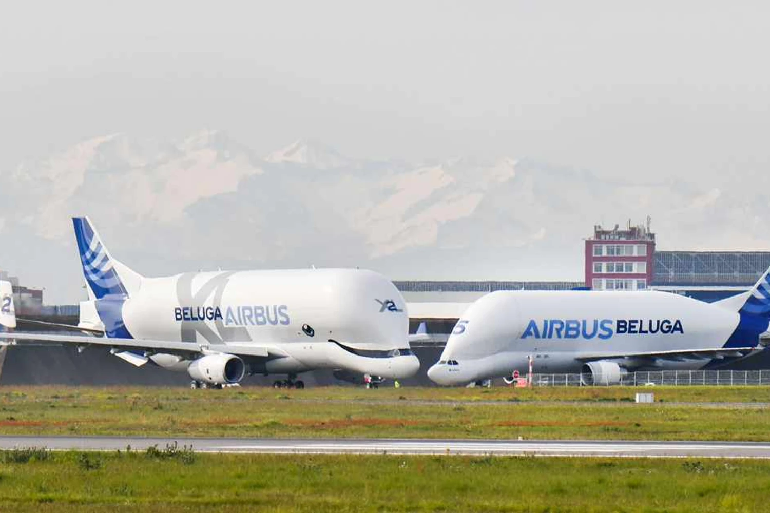 O Beluga ST (direita) foi substituído pelo Beluga XL