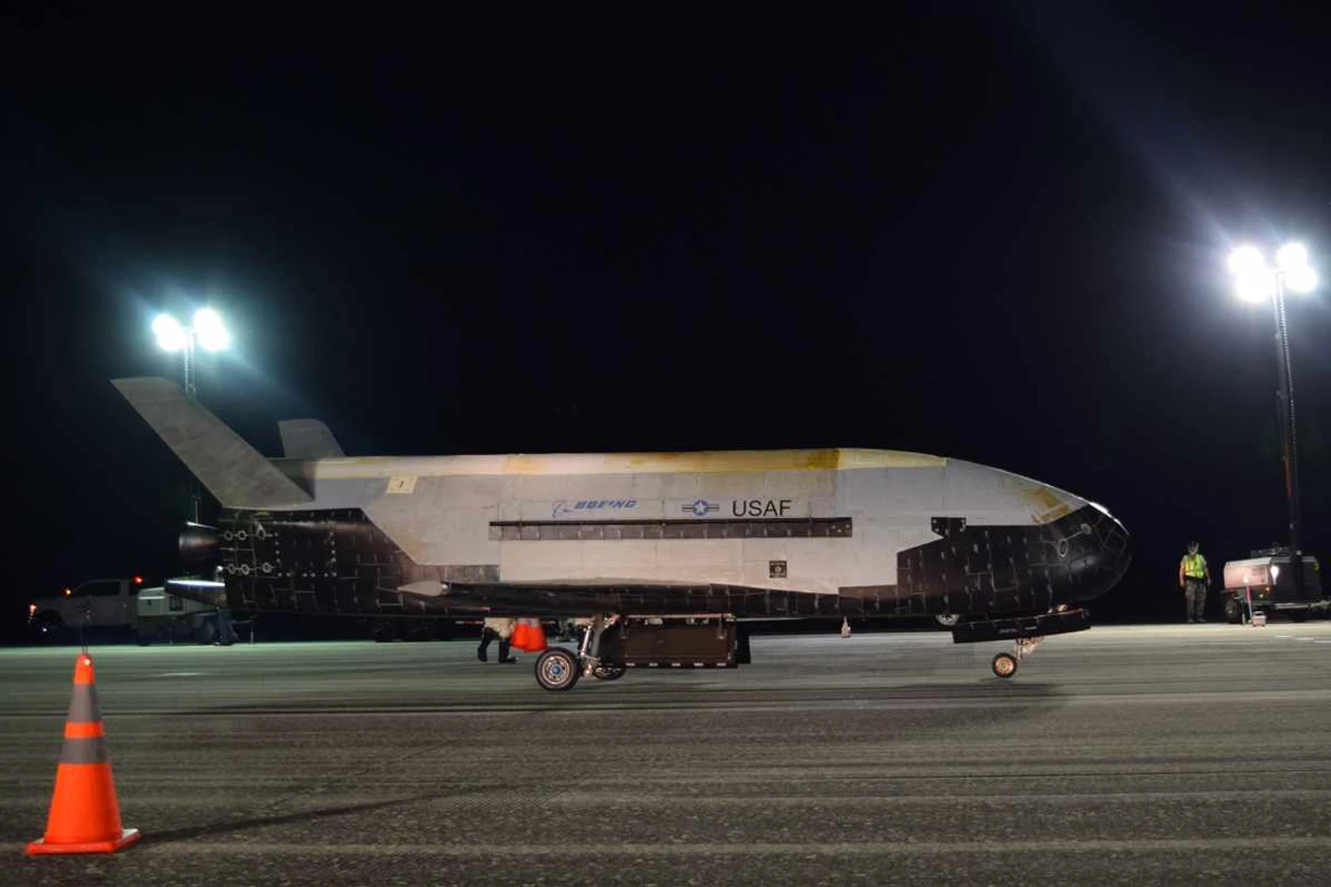 Nave secreta dos EUA retorna à Terra após passar 780 dias em órbita