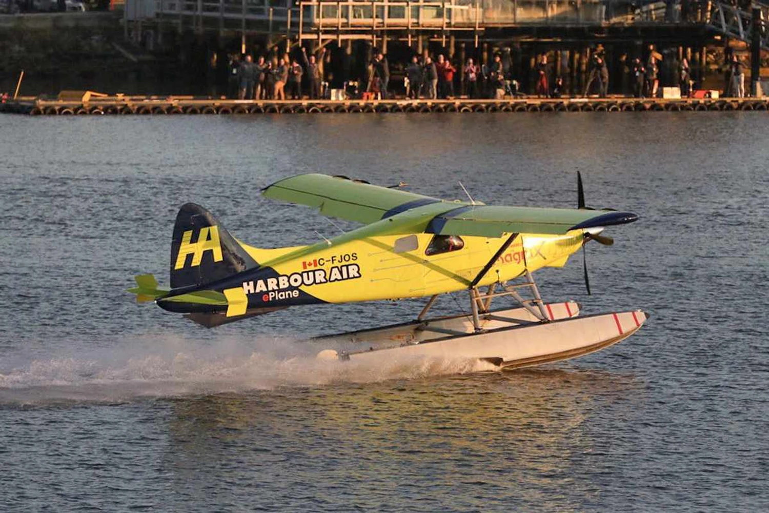Hidroavião elétrico completa primeiro voo “ponto a ponto” no Canadá