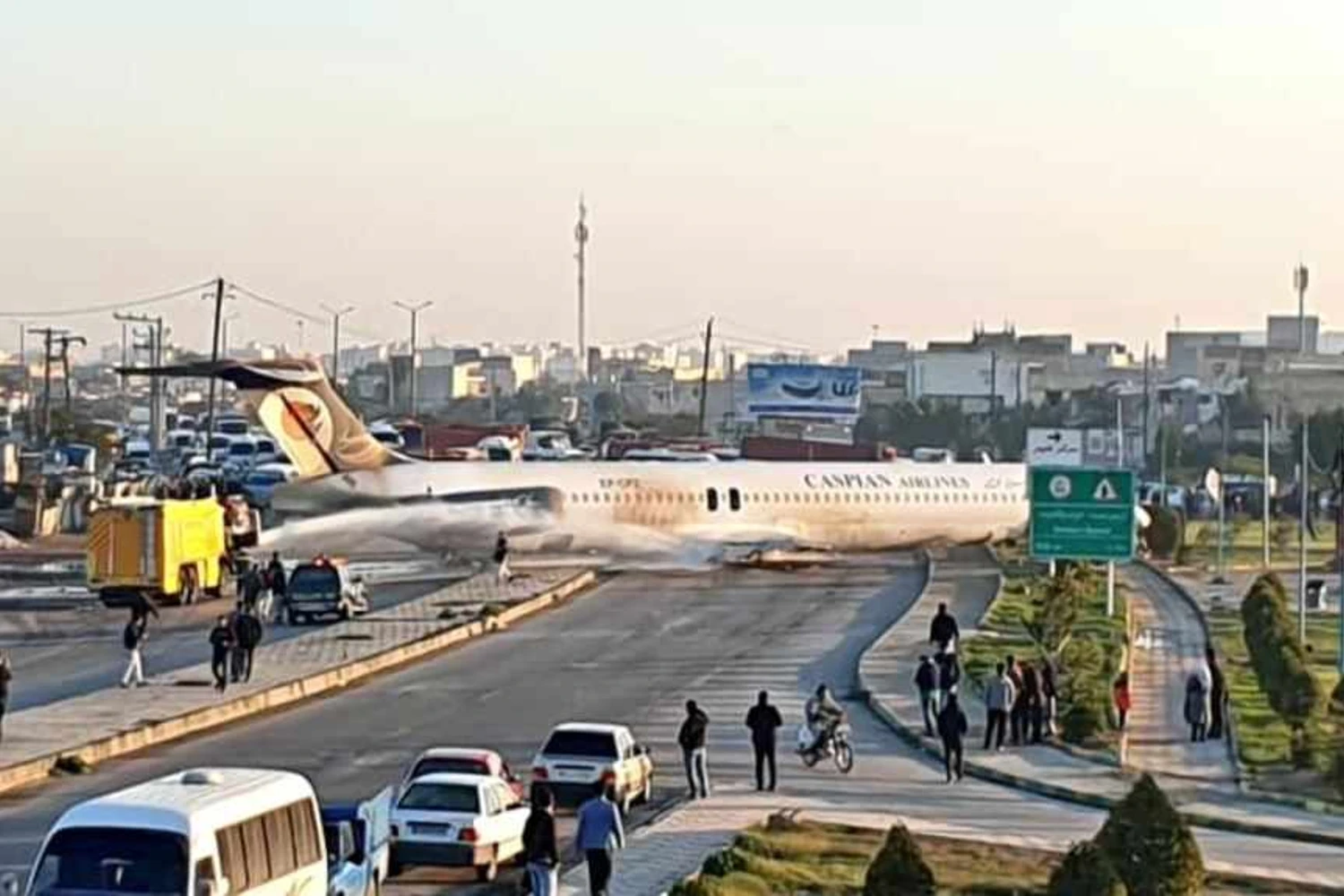 Avião sai da pista e vai parar no meio de avenida no Irã