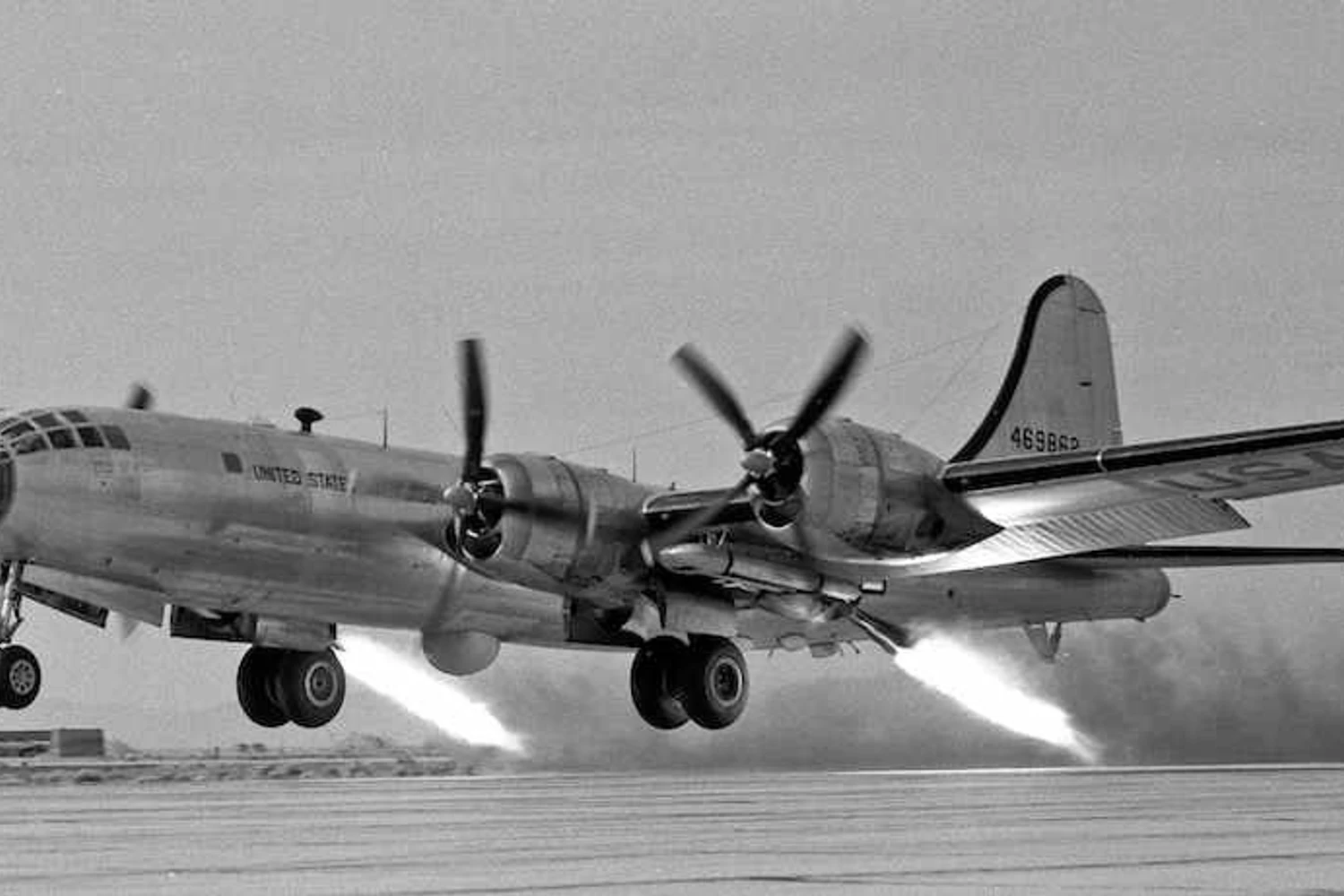 Bombardeiro B-29 decolando com auxílio de foguetes
