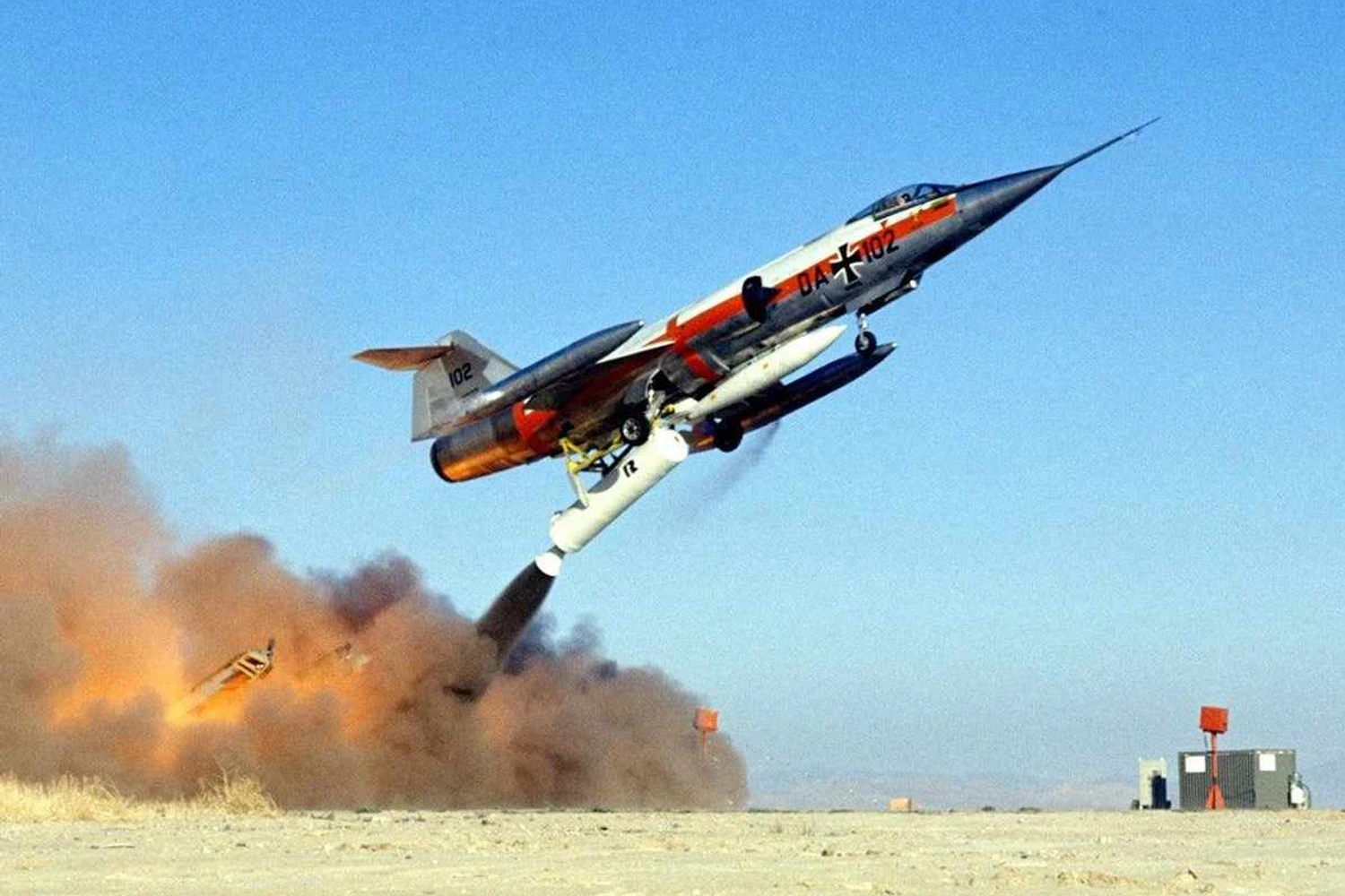 Caça F-104 Starfighter da força aérea alemã em voo de teste com foguetes