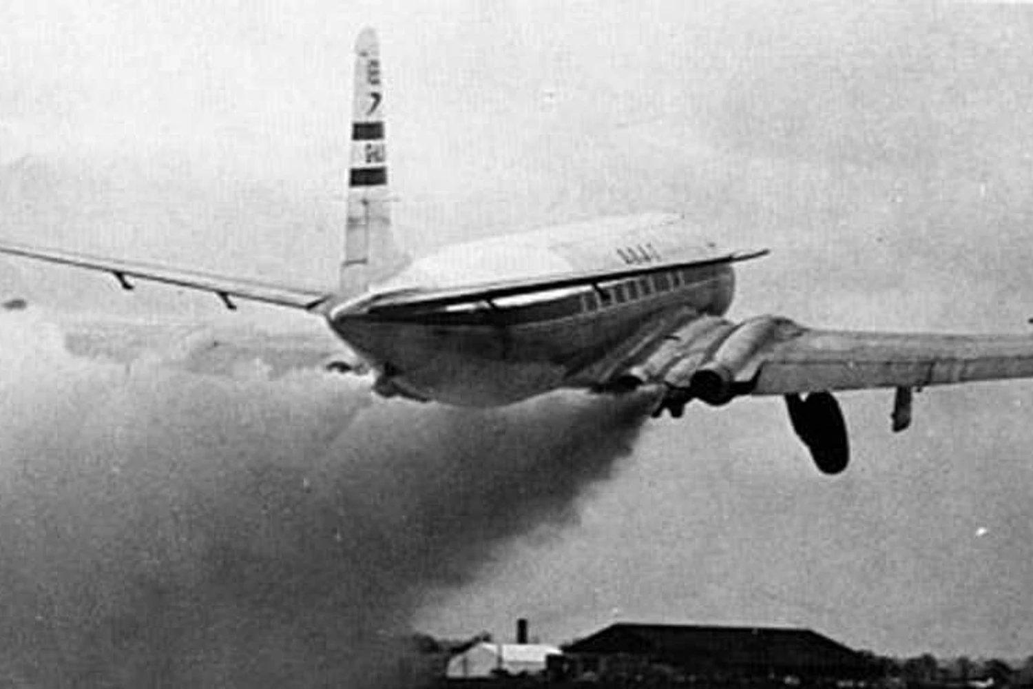Jato Comet decolando com auxílio de foguetes em testes nos anos 1950