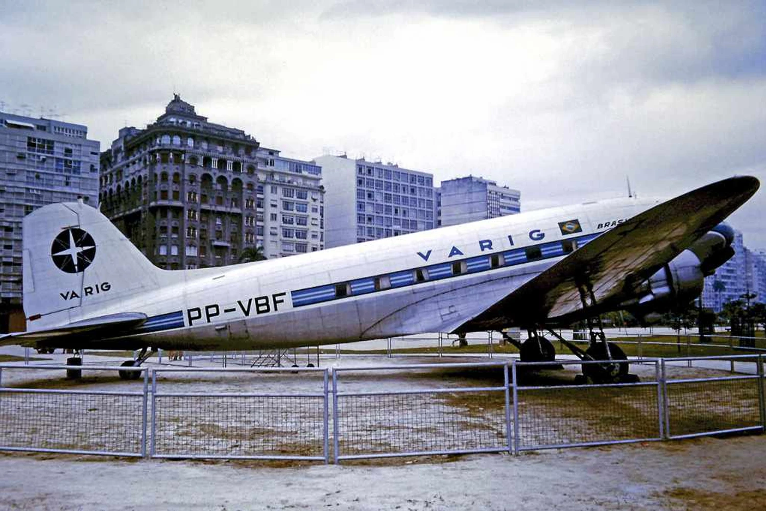O DC-3 PP-VBF ficou exposto no Aterro do Flamengo nos anos 1970 antes de ser levado para a área do Galeão (RuthAS)