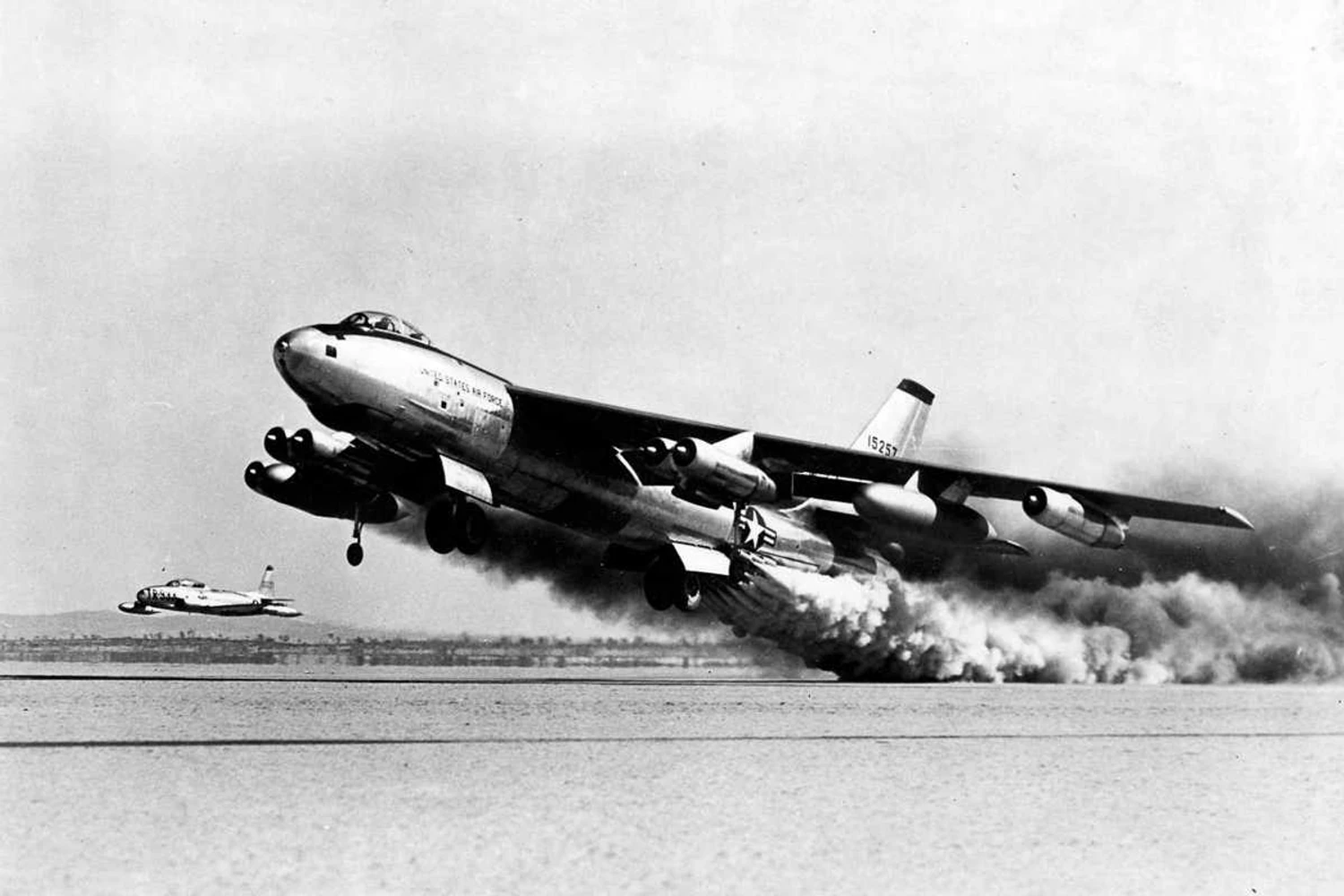 O uso de foguetes ajudava o bombardeiro Boeing B-47 Stratojet decolar mais depressa e com mais bombas
