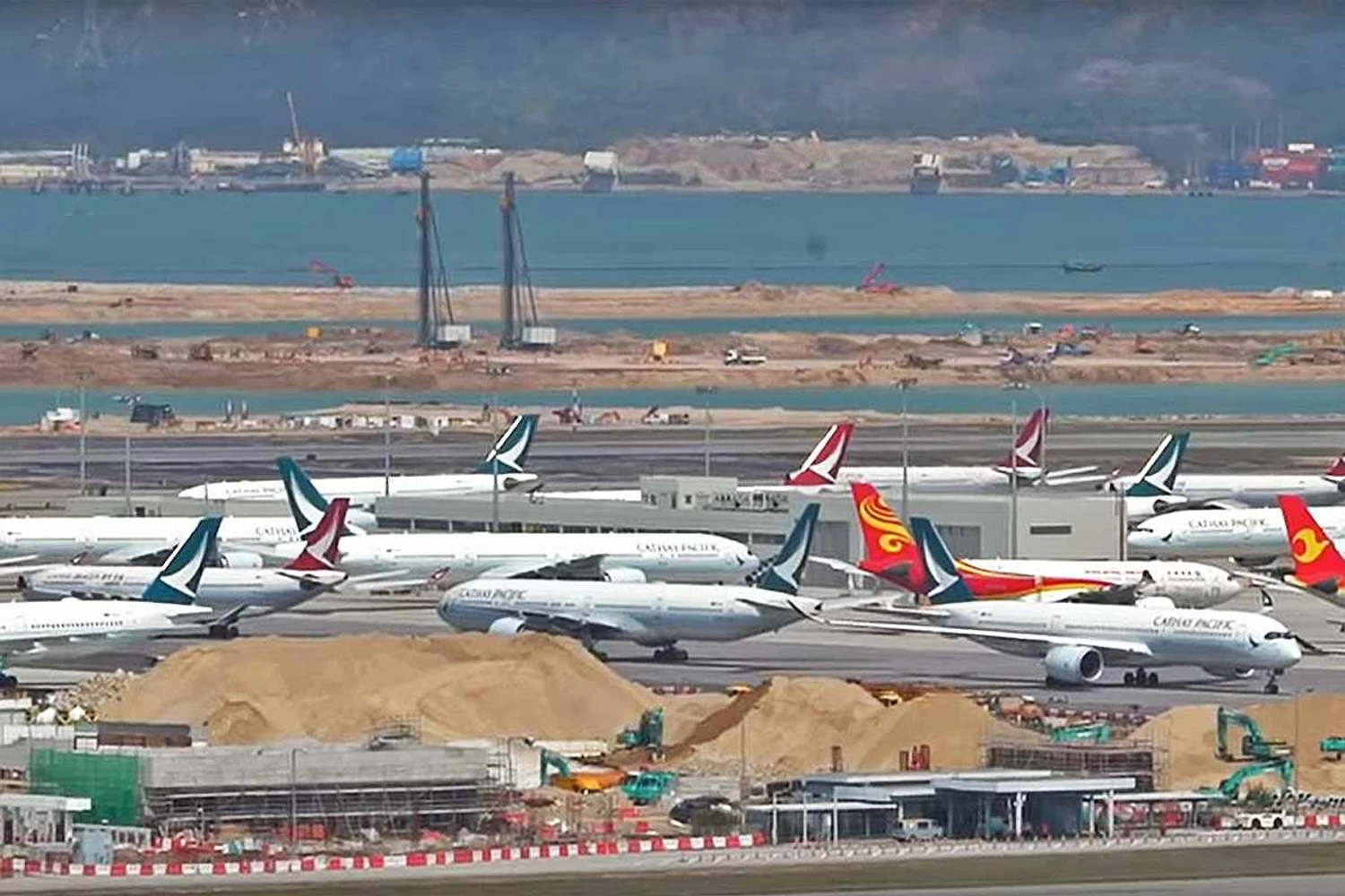 Tráfego aéreo rastreado pelo FlightRadar24 mostra queda abrupta nos últimos dias