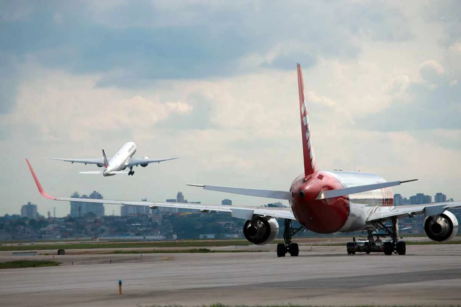 Novo procedimento no aeroporto de Guarulhos permite pousos e decolagens simultâneos na mesma pista