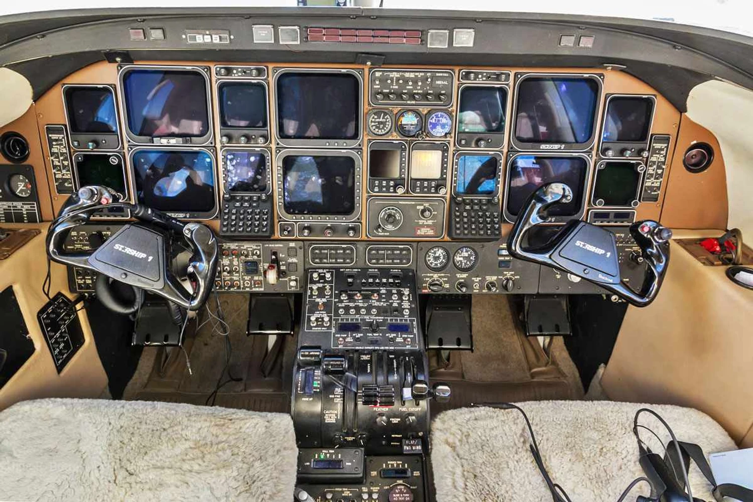 O "cockpit de vidro" do Starship: 16 telas de raios catódicos (JetAv)