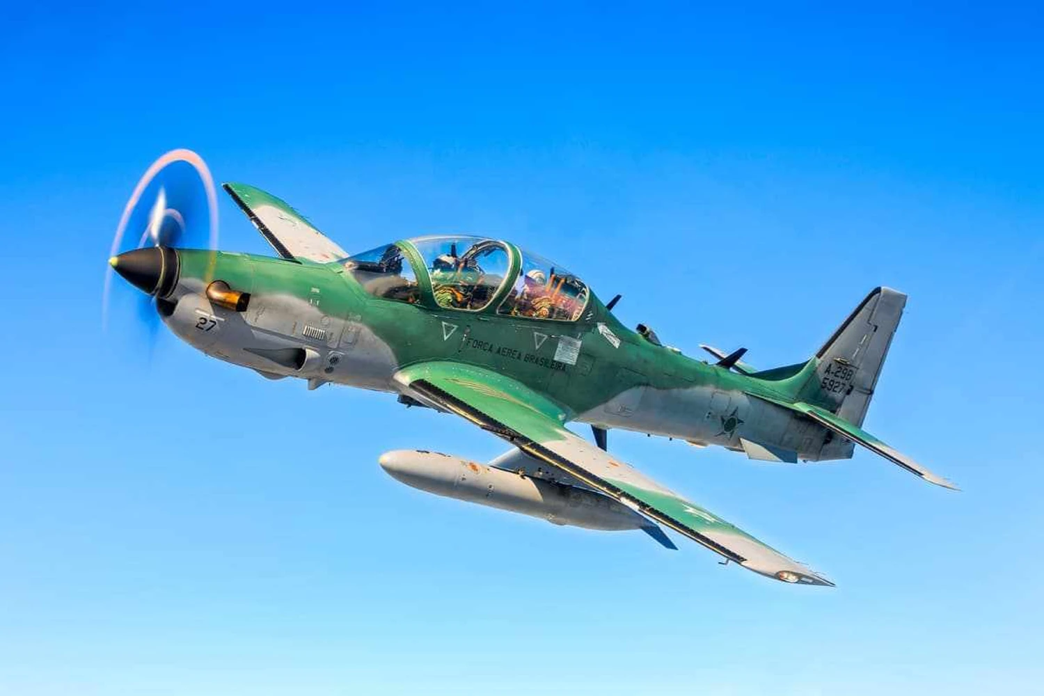 Tripulante de Super Tucano da FAB ejeta sobre o mar em Natal