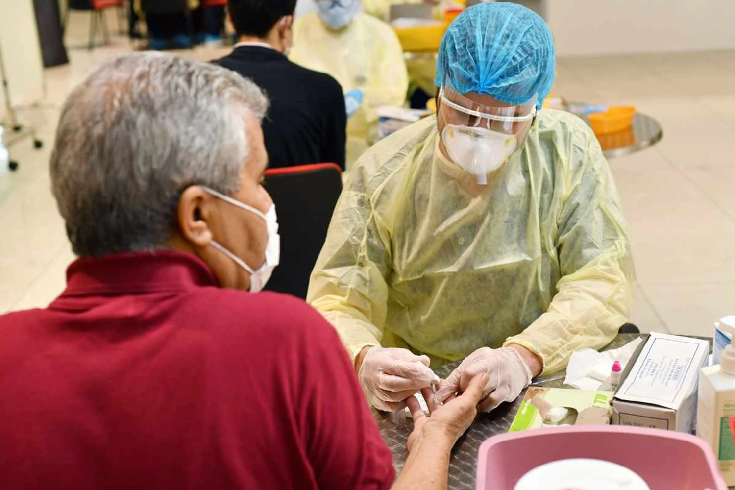 Check-in com exame de sangue: teste rápido de coronavírus mostra o resultado em 10 minutos (Emirates)