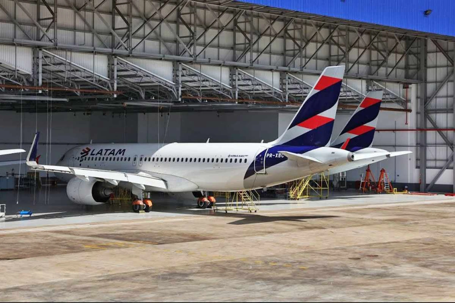 Apenas nove aviões de uma frota de cerca de 320 unidades são de fato da LATAM