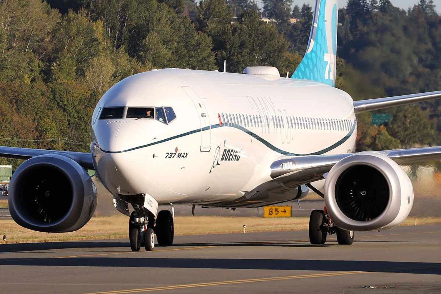 Ainda proibido de voar, 737 MAX tem produção retomada pela Boeing