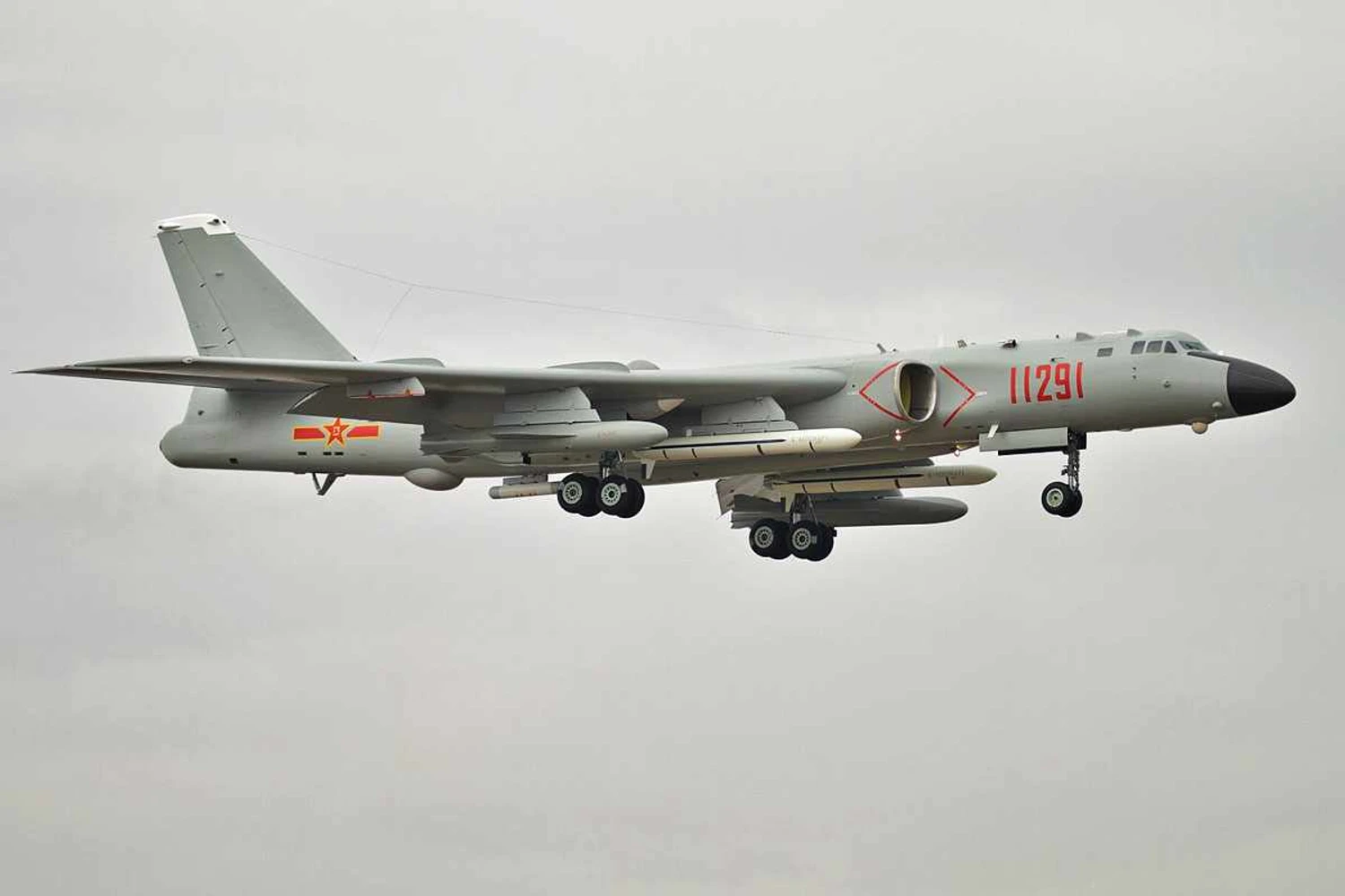 O Xian H-6, uma versão sob licença do ultrapassado Tupolev Tu-16, é o único bombardeiro da China atualmente (Alert5)