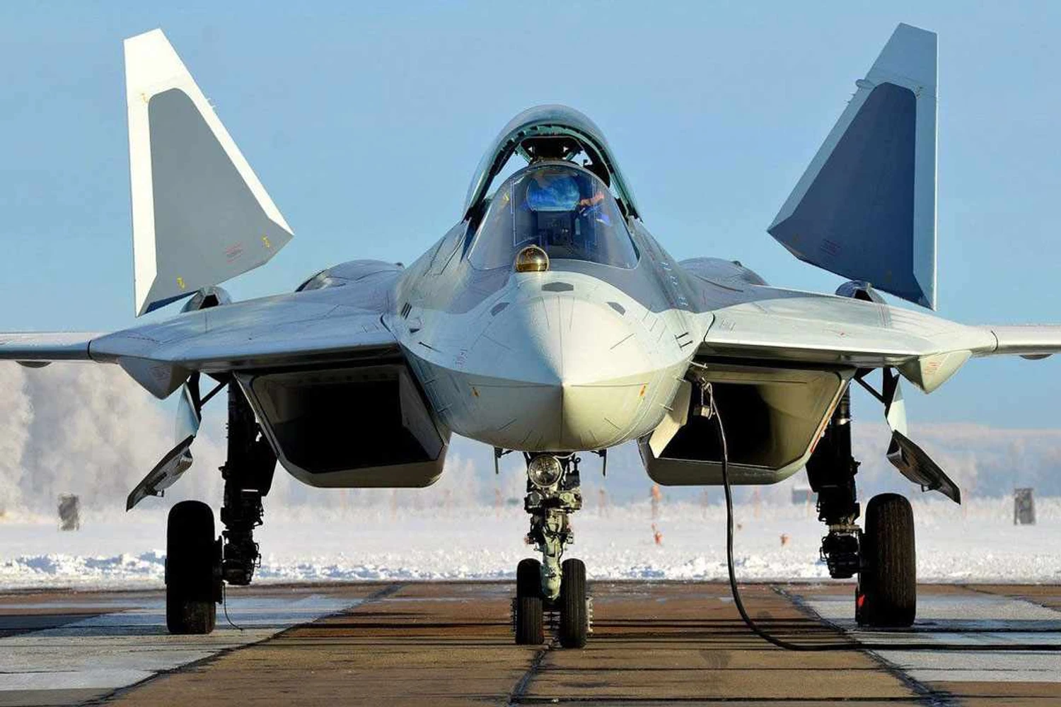 Caça russo Sukhoi Su-57 está sendo testado em modo "não tripulado"