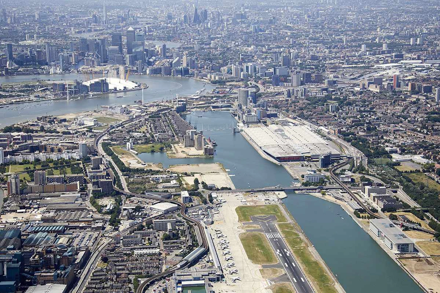 London City Airpor are located 10 km from the London´s financial center (LCA)