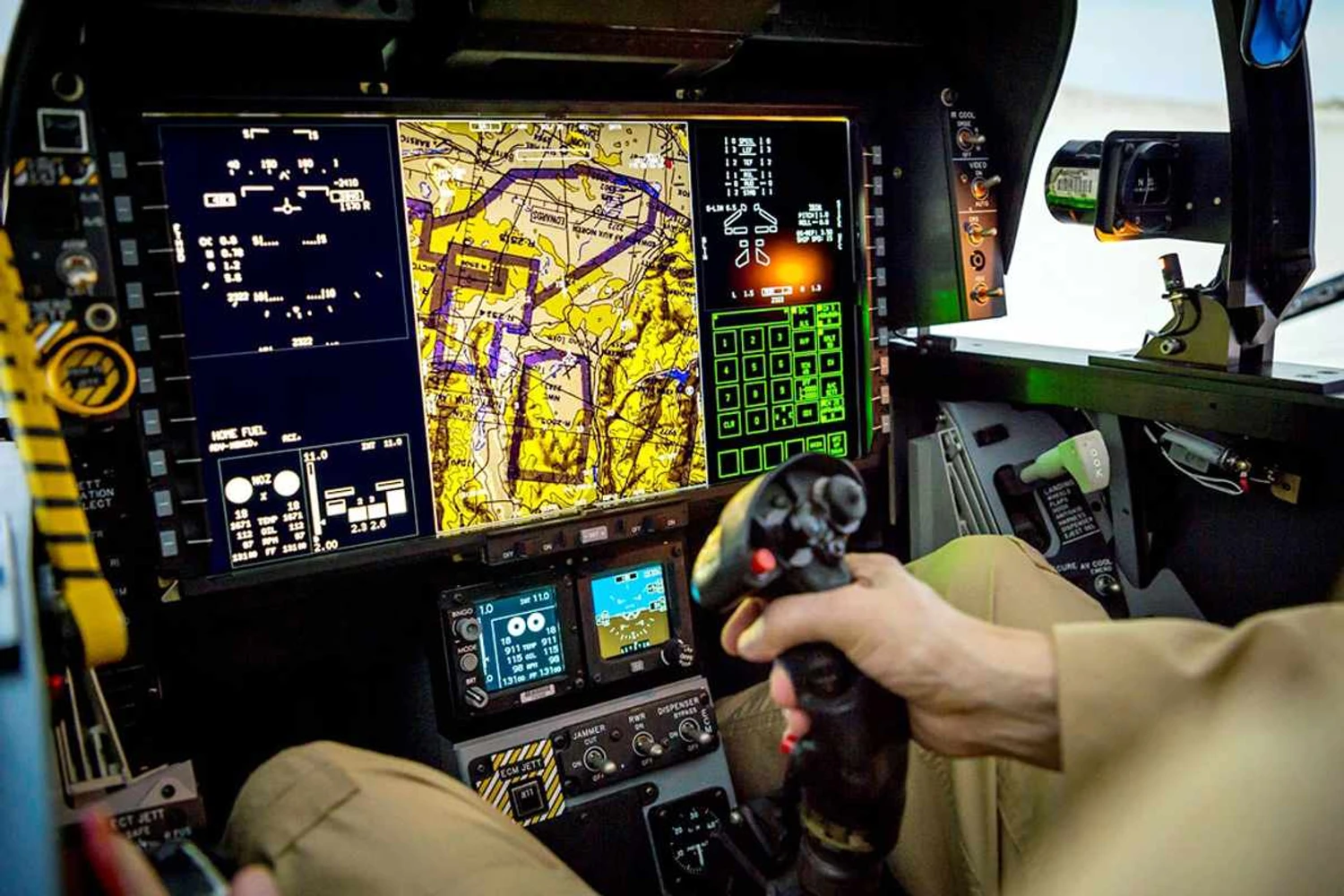 O cockpit do F/A-18 "Block III" inclui tela de comando com display panorâmico (Divulgação)