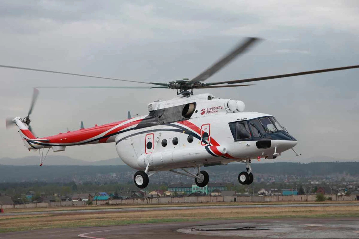 Rússia lança versão civil do helicóptero Mi-8 para operações polares