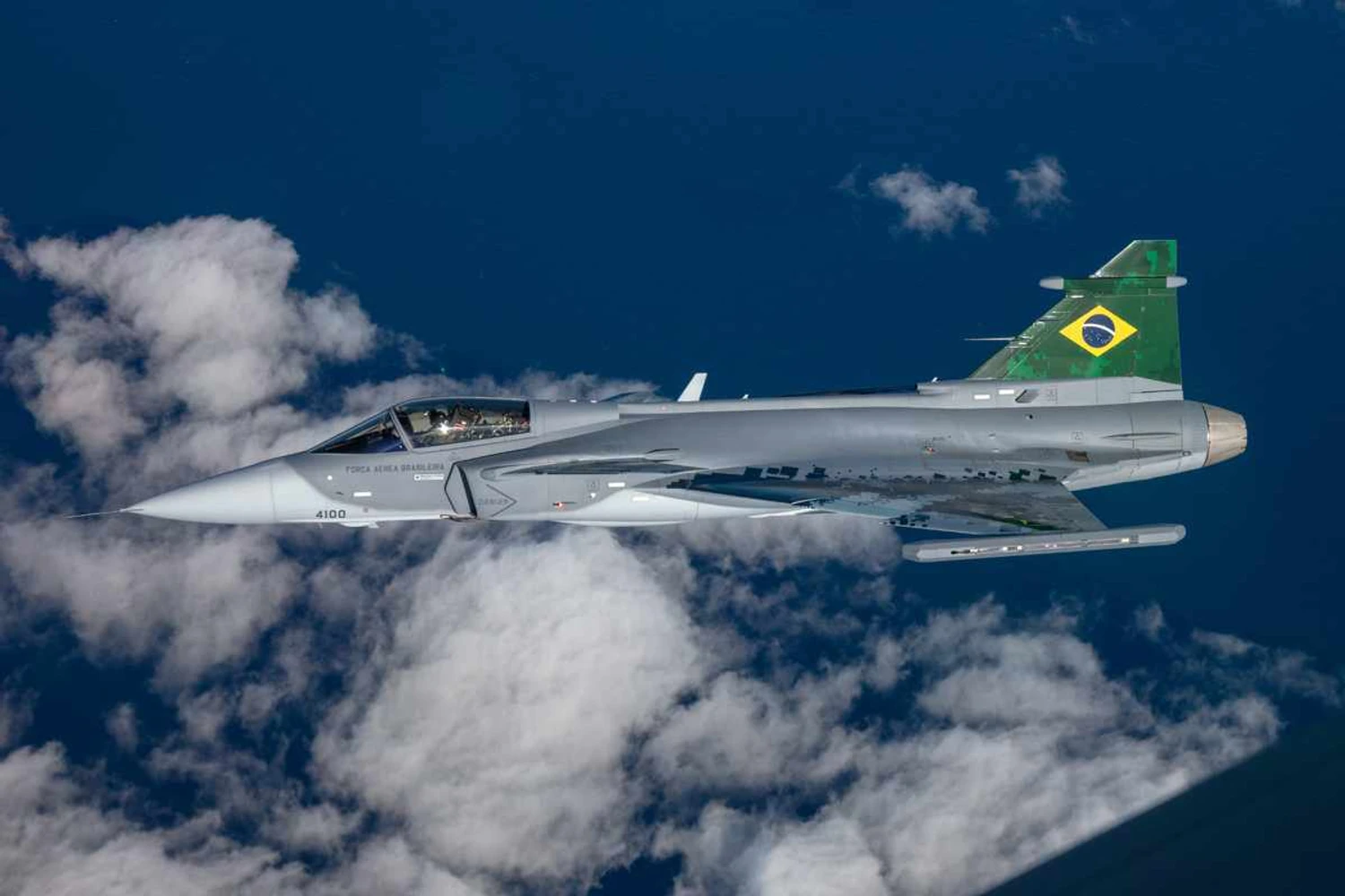 Primeiro caça Gripen brasileiro chegará ao país de navio