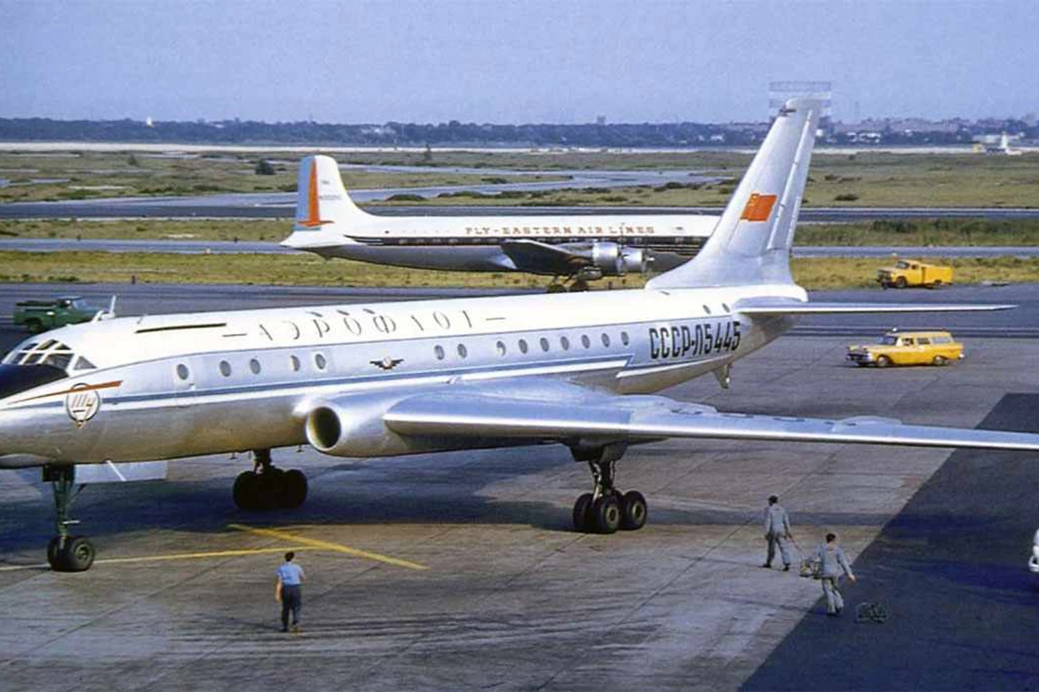 Russos comemoram aniversário do TU-104 e o chamam de "primeiro jato civil do mundo"