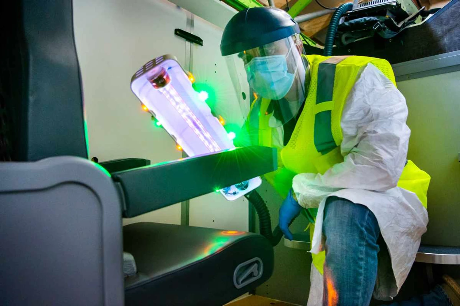 Sai pra lá, coronavírus! Boeing revela “bastão ultravioleta” para desinfetar aviões