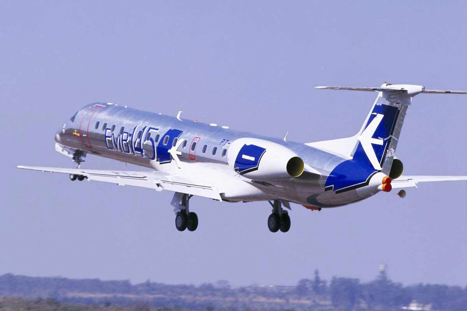 O então EMB 145 (ERJ-145) decola pela primeira vez em 11 de agosto de 1995 (Embraer)