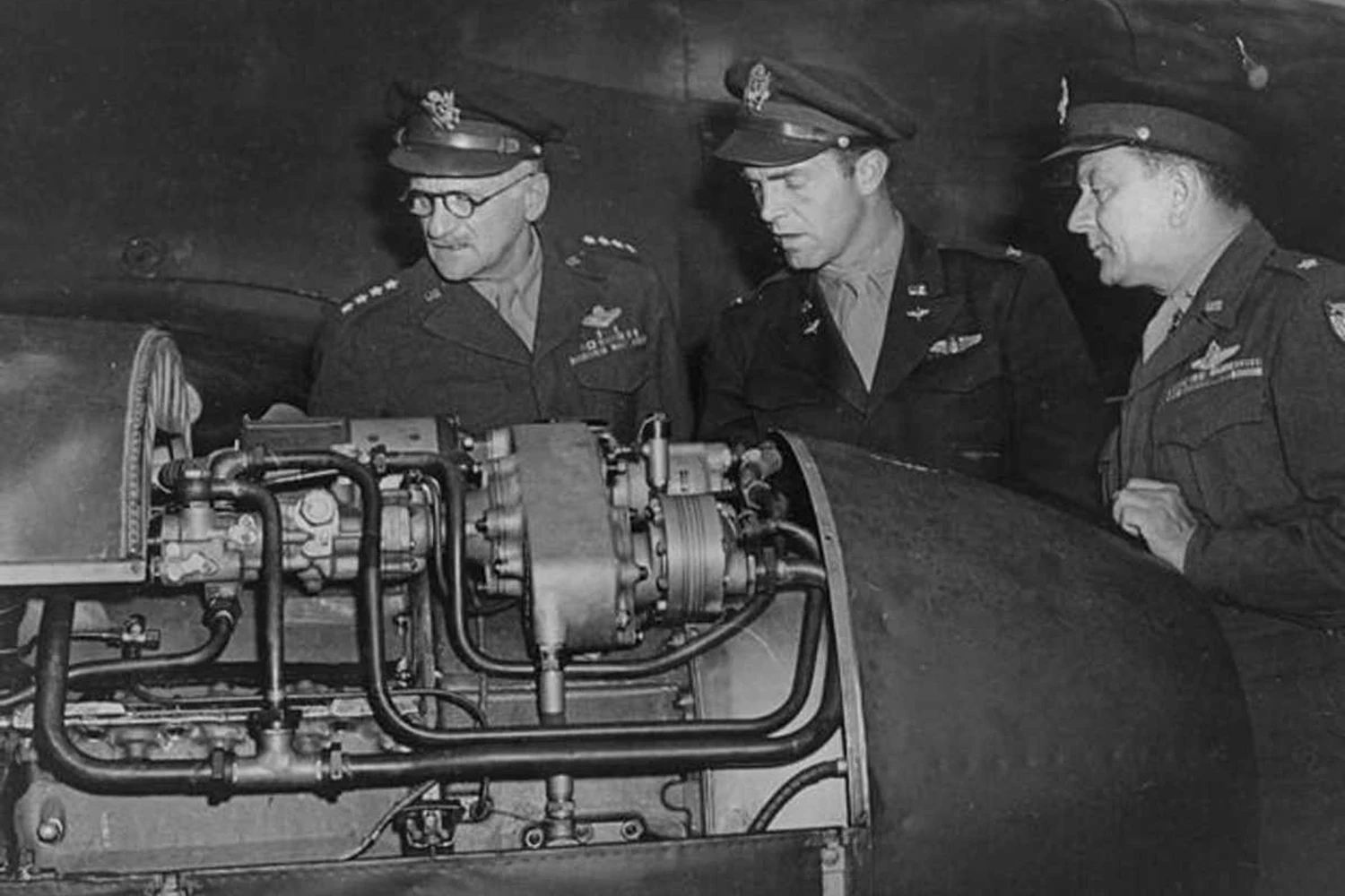Oficiais americanos inspecionando o motor a jato do Me 262;