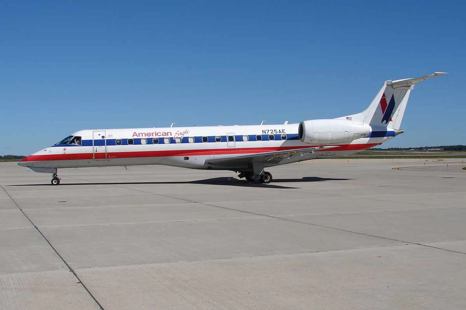 Um ERJ-135 da American Eagle: para testar versão menor, Embraer usou também o PT-ZJA (Cory W. Watts/CC)