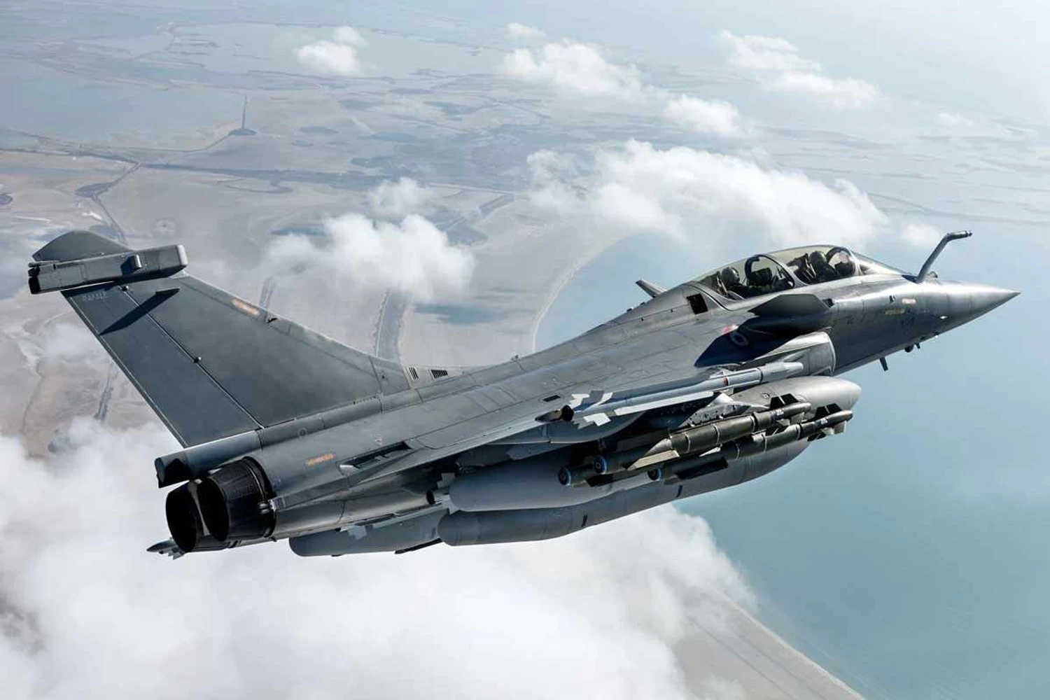 França e Ucrânia assinam carta de intenção para até 100 caças Rafale