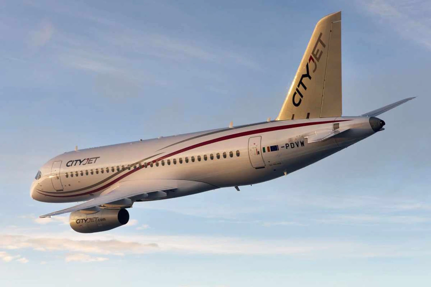 Jato regional SuperJet 100 ganhará versão "russa" em 2023