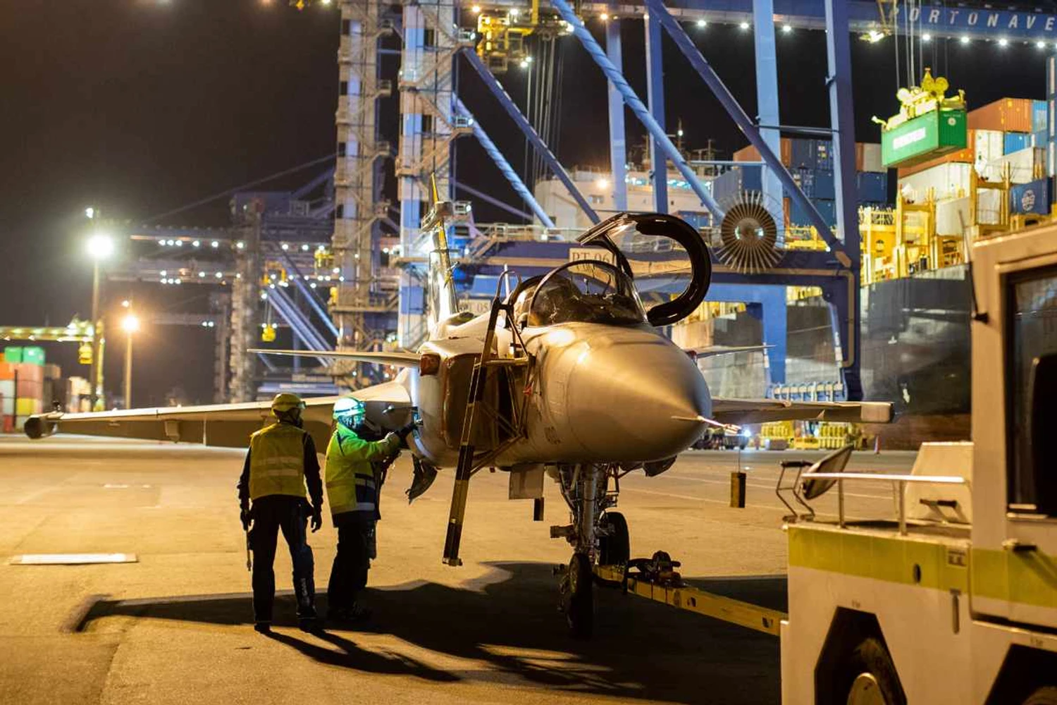 O primeiro caça Gripen é levado pela ruas de Navegantes até o aeroporto em 2020 (SAAB)