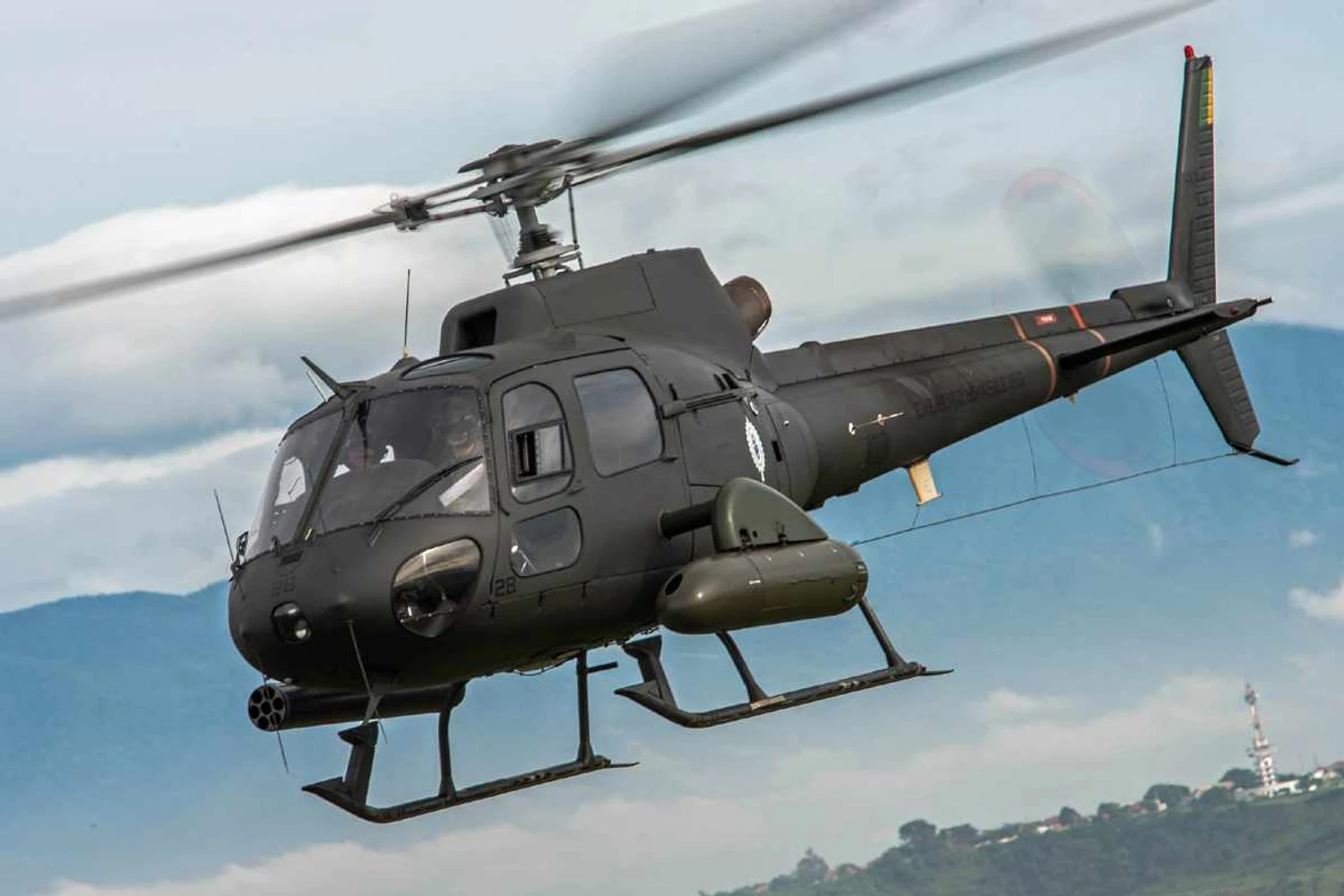 Exército envia último helicóptero Fennec para modernização na Helibras