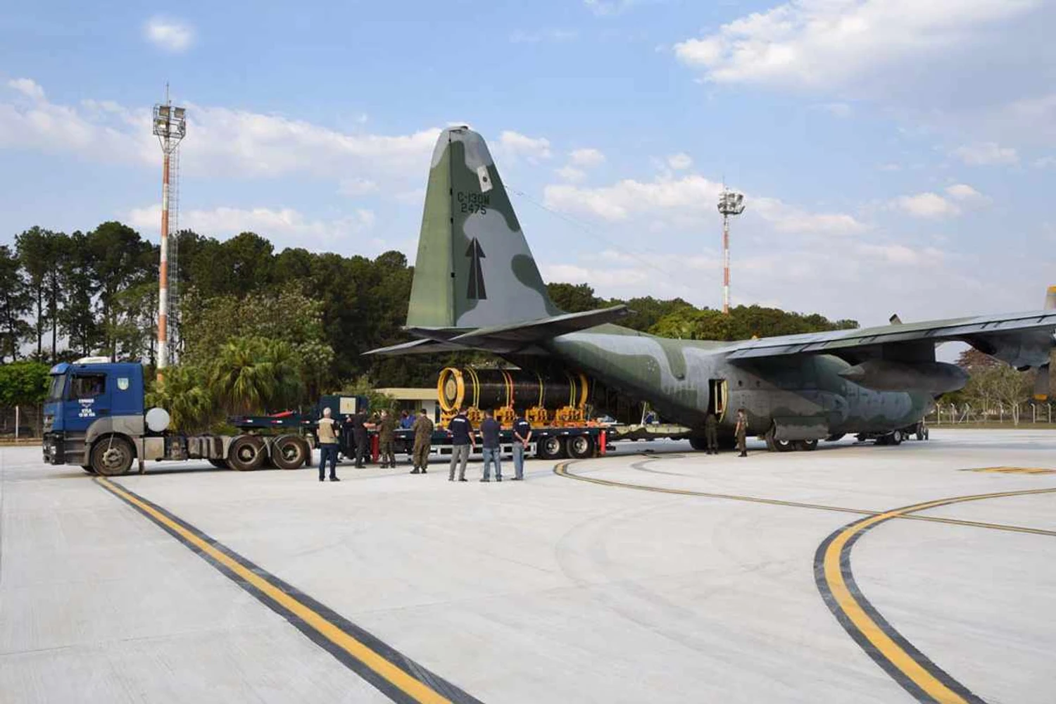 Hercules da FAB faz voo de teste transportando motor de foguete