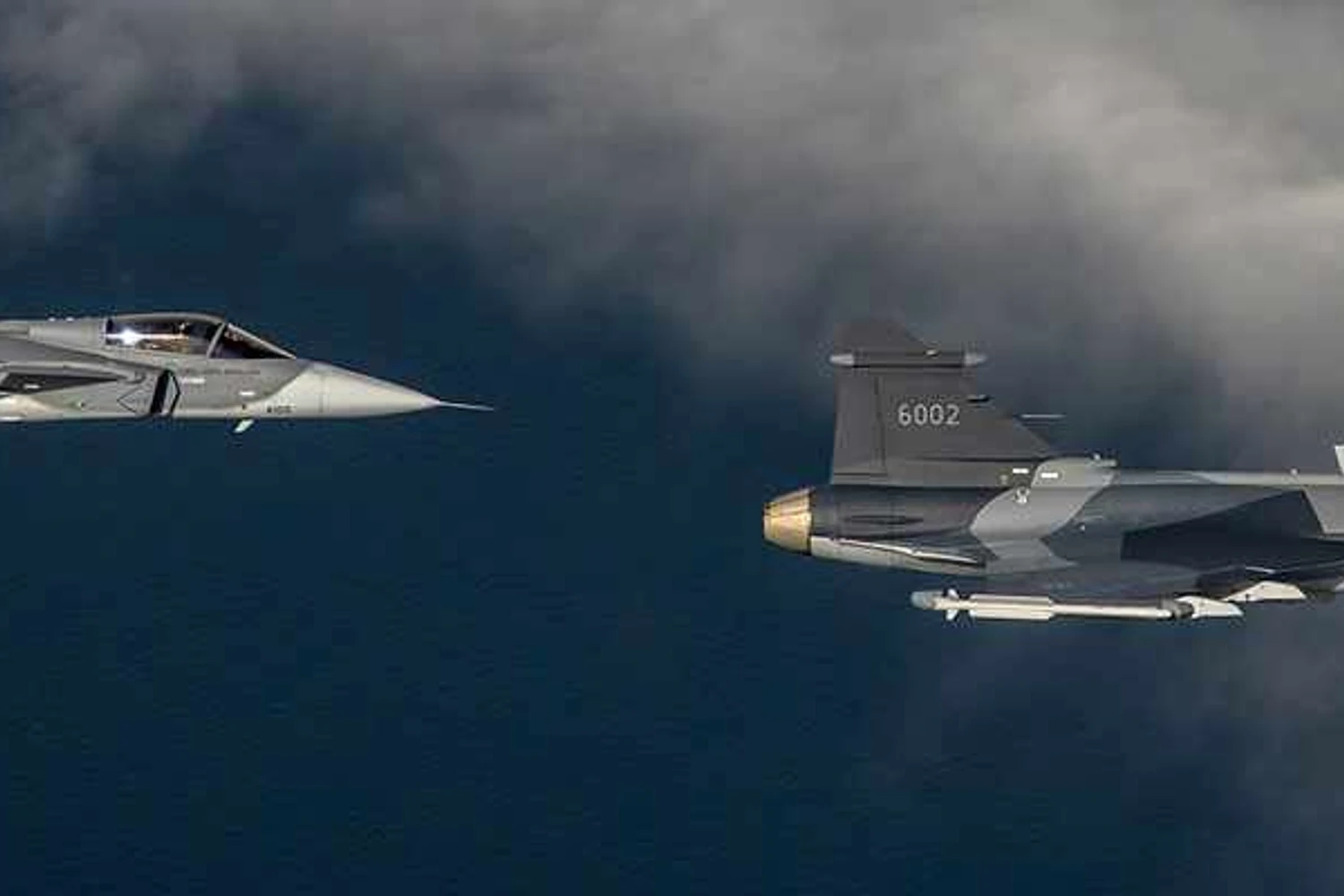 O Gripen E da FAB voa ao lado de um exemplar sueco (Saab)