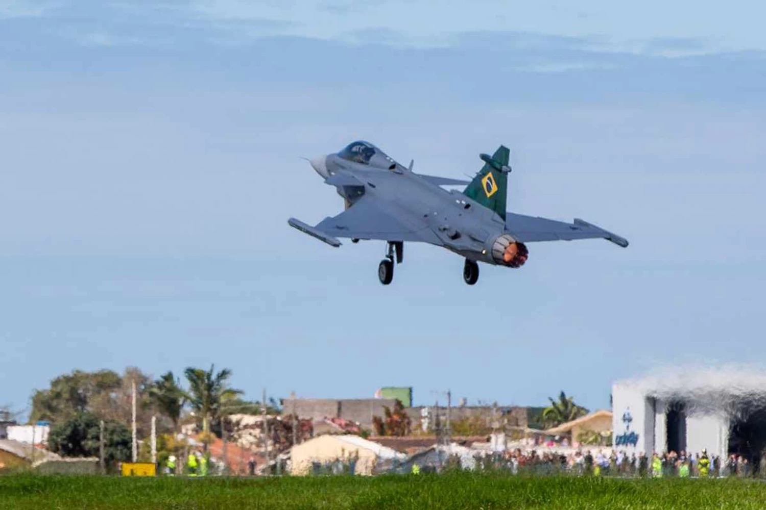 Primeiro voo no Brasil: caça Gripen decola de Navegantes em direção a Gavião Peixoto