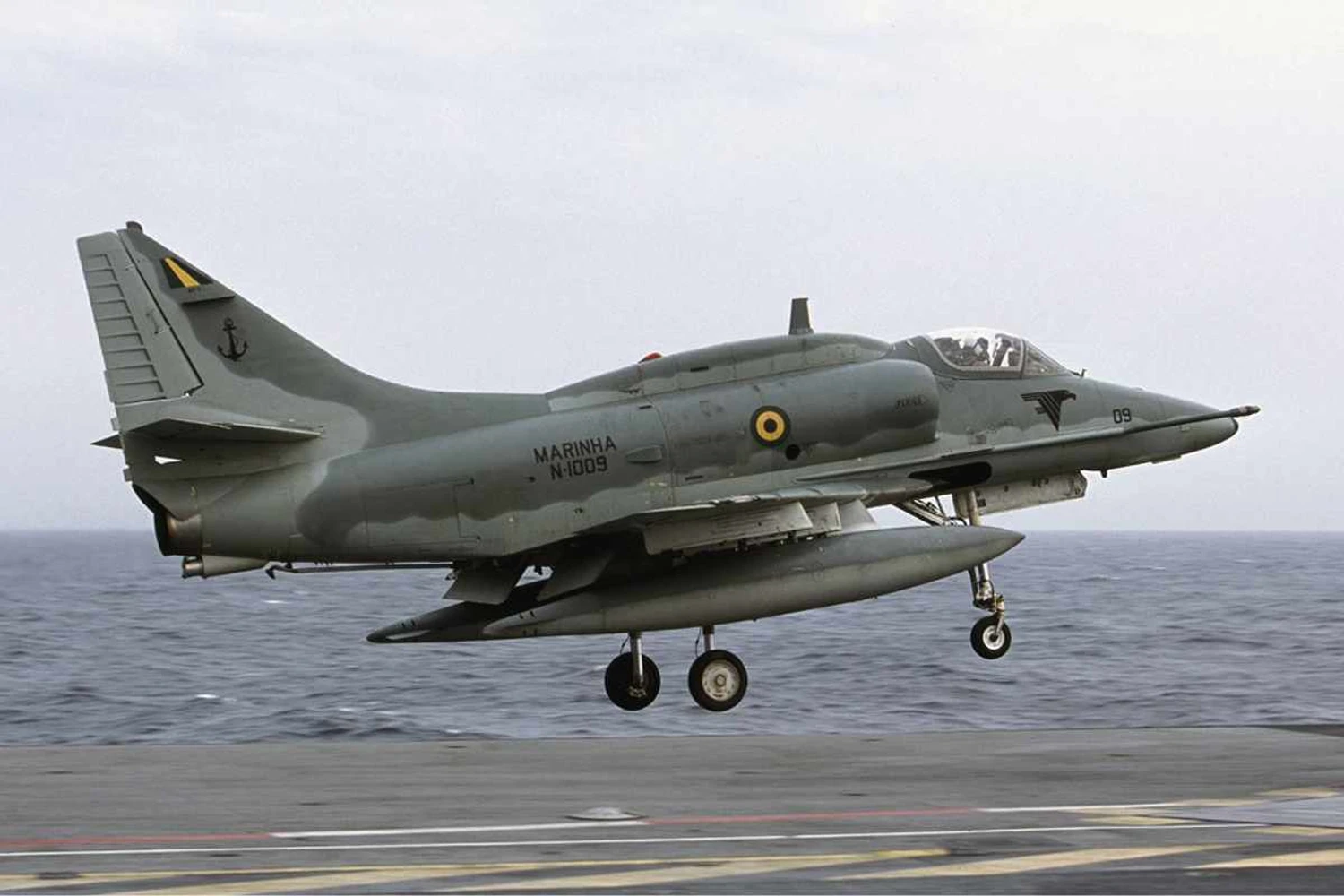 Último caça AF-1 modernizado da Marinha decola na sede da Embraer