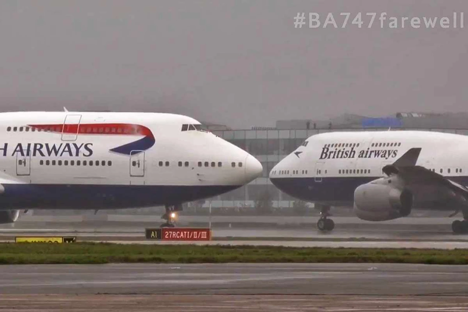 Os dois últimos Boeing 747 alinham para decolagem no Heathrow: despedida (BA)