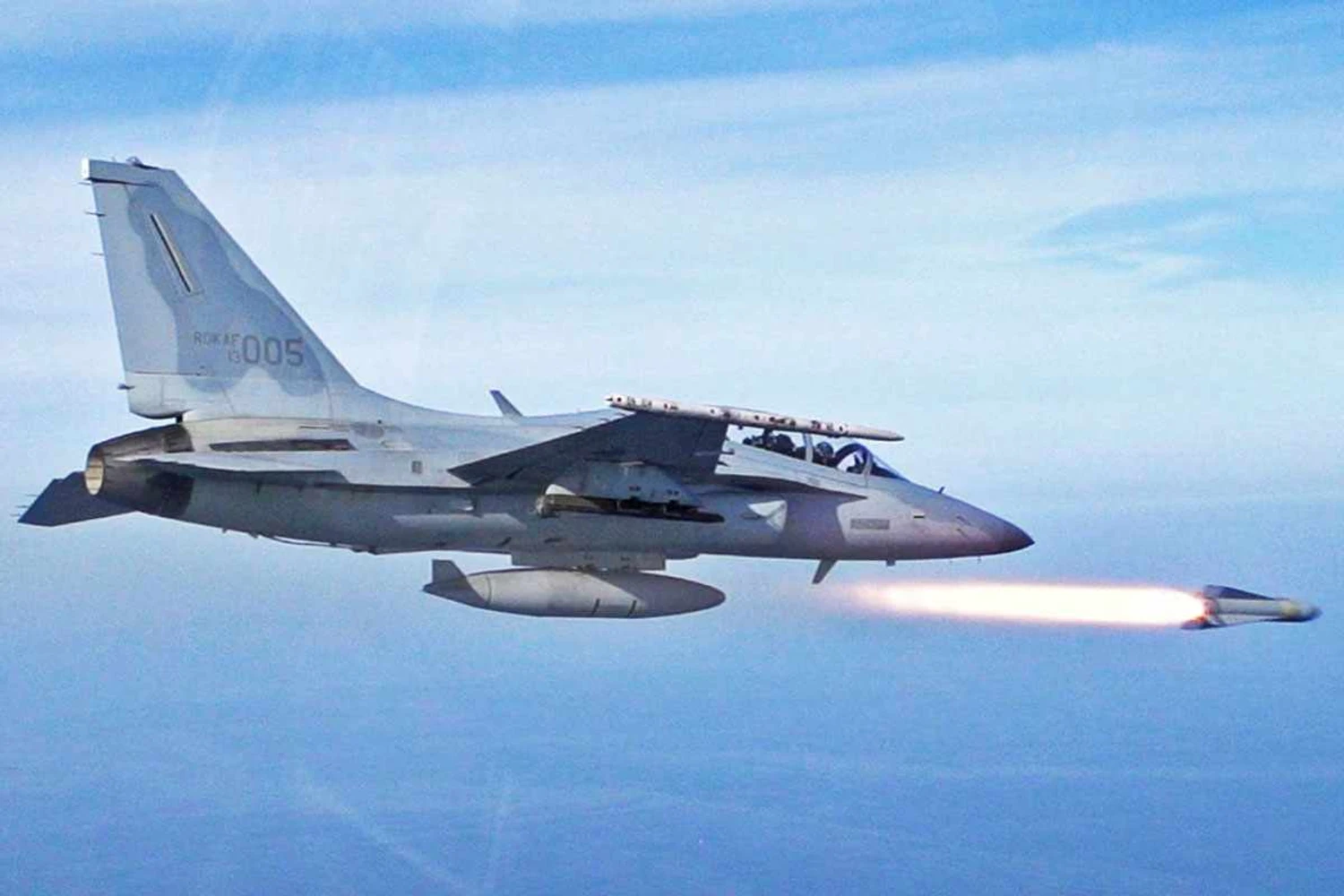 Polônia assina contrato para compra de caças leves FA-50