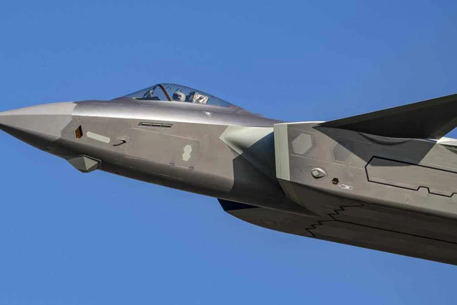 Caça mais avançado da China, J-20 pode ter voado com novo motor