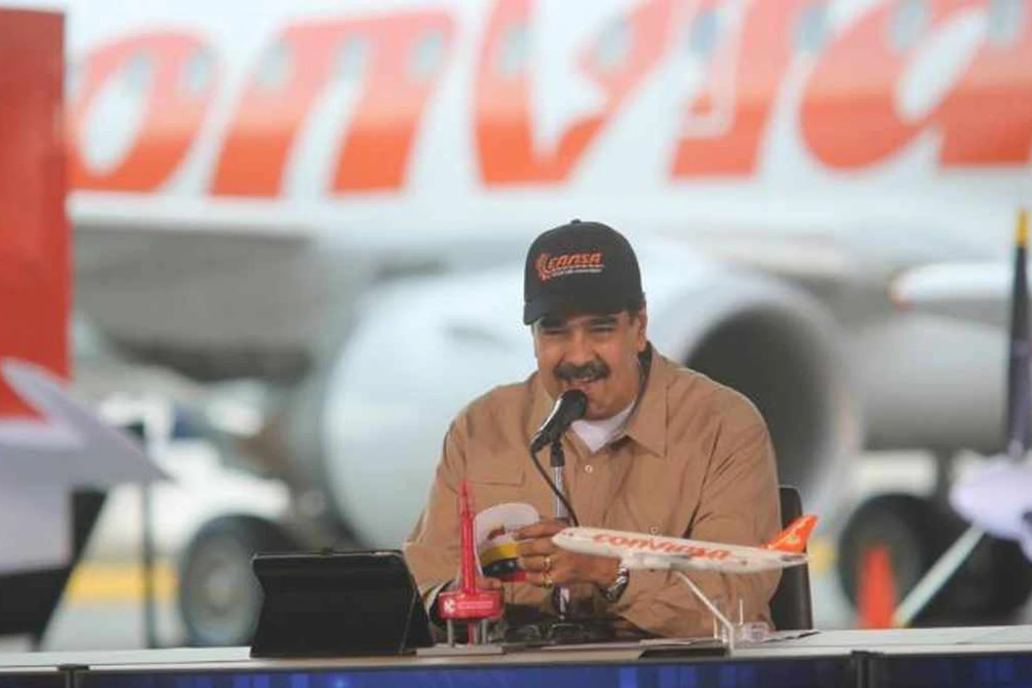 O presidente Nicolás Maduro e maquete de avião da Conviasa: estatal tomou lugar da Viasa
