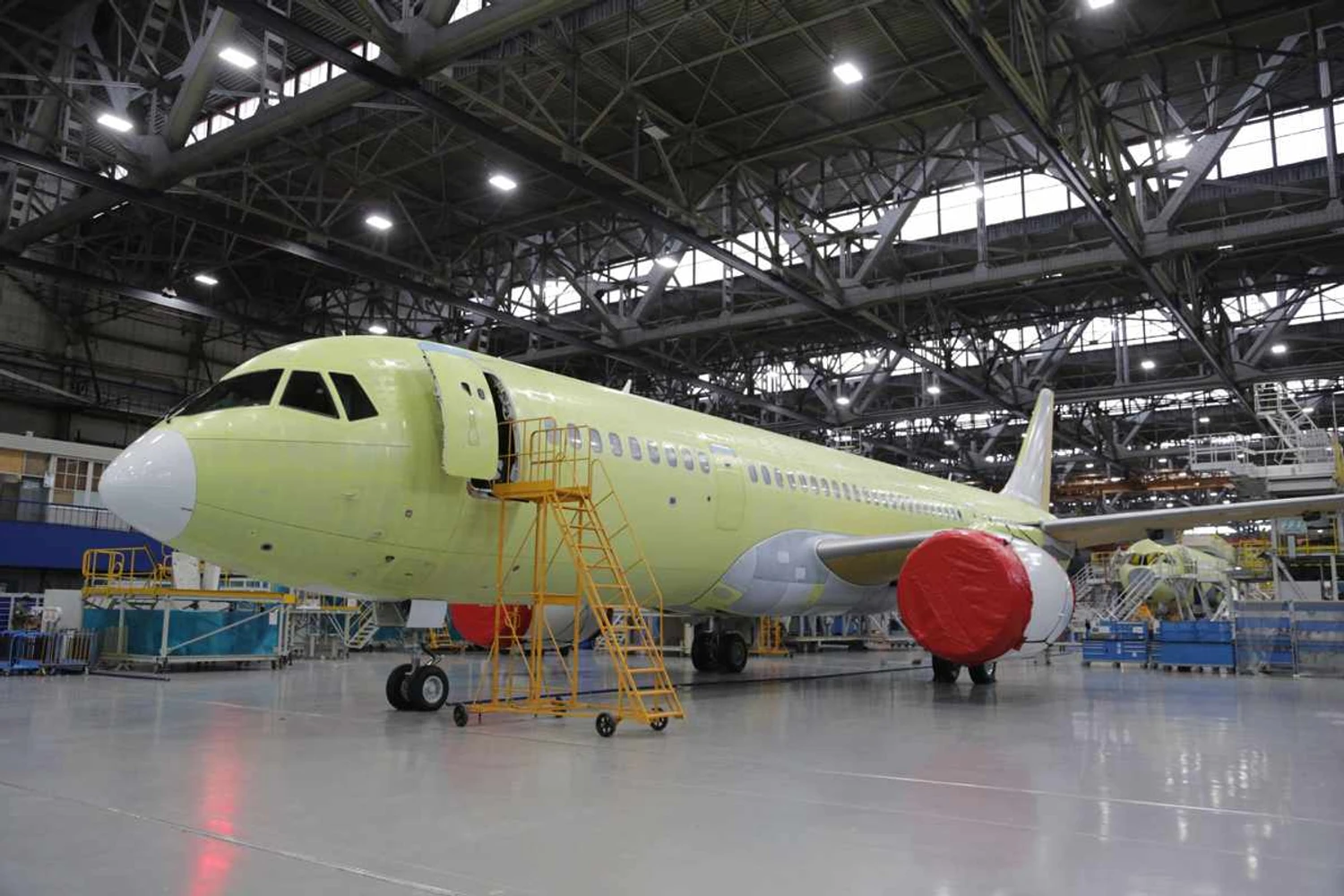 Irkut conclui primeira aeronave MC-21 com motores russos
