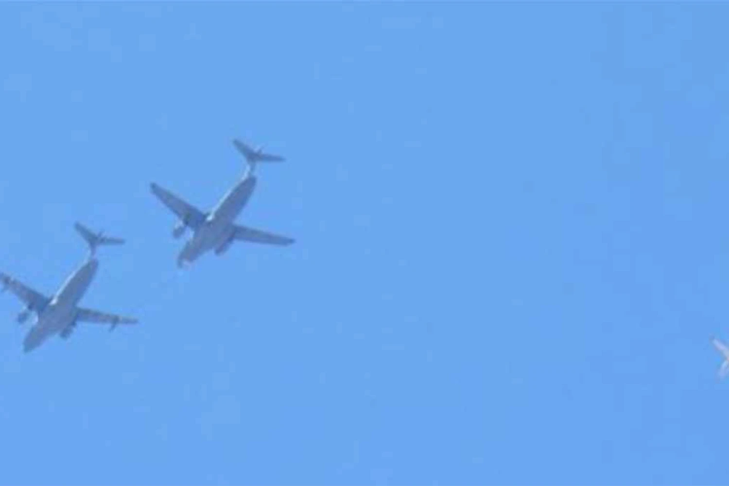 KC-390 é flagrado reabastecendo outro KC-390 em voo