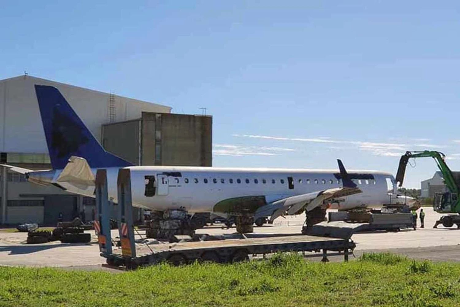 Embraer E190 da Air Astana está sendo desmontado em Portugal
