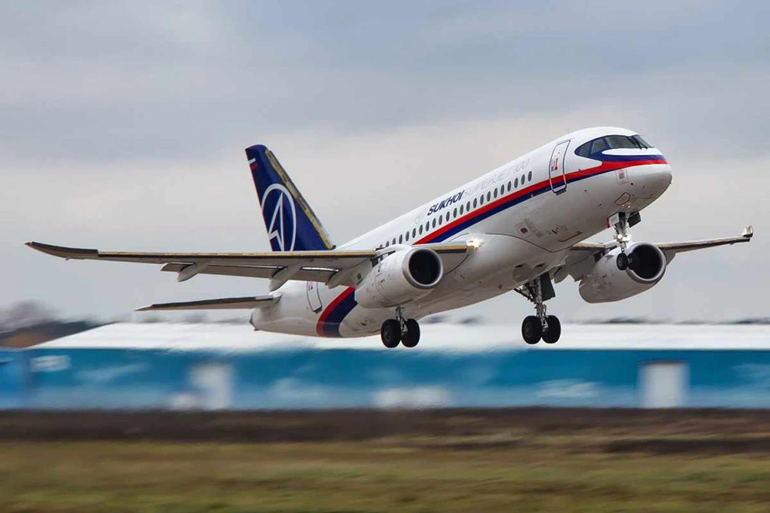 Produção do jato SSJ100 reformulado com conteúdo russo começará em 2024