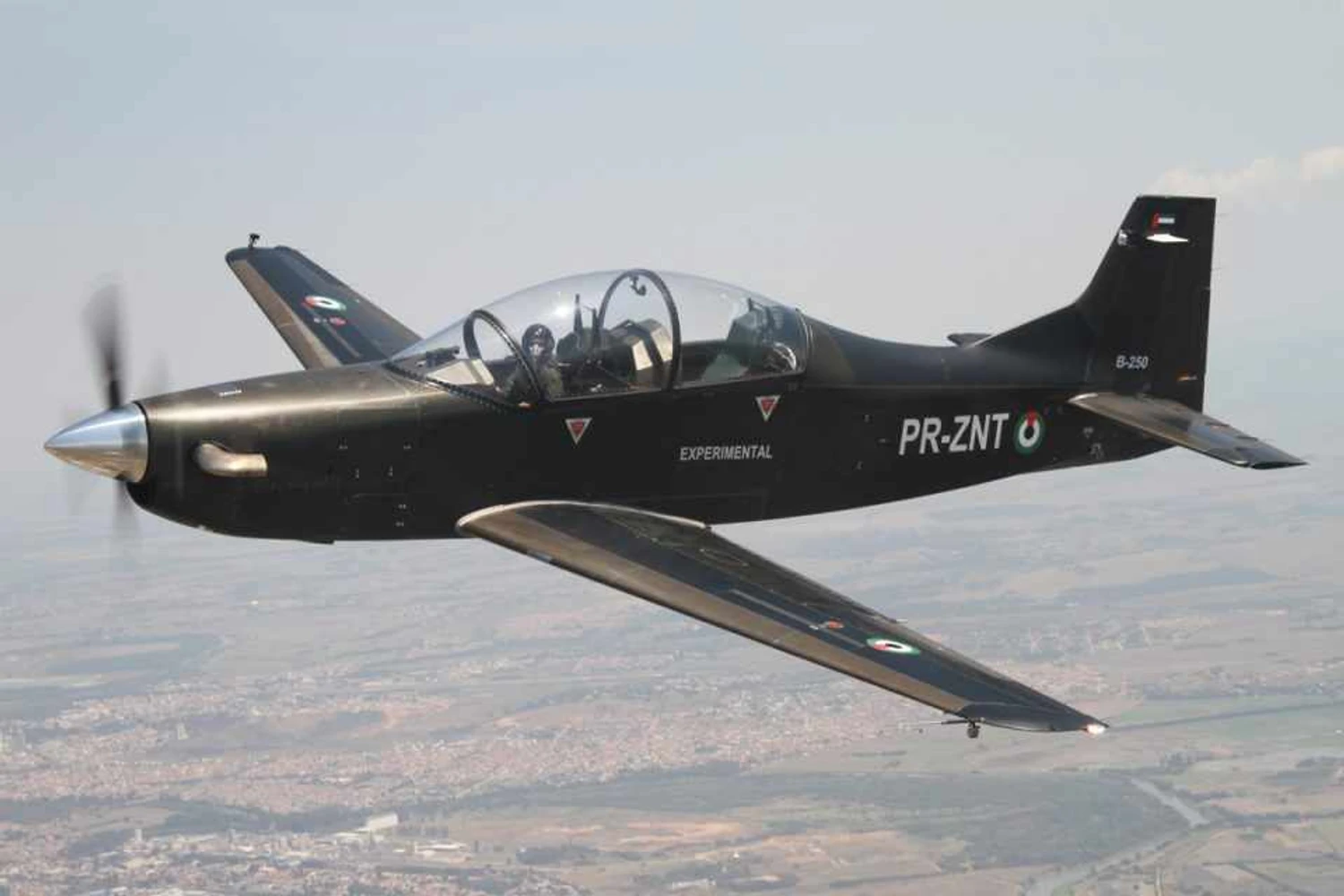 Empresas brasileiras faturam acordos na feira militar IDEX em Abu Dhabi