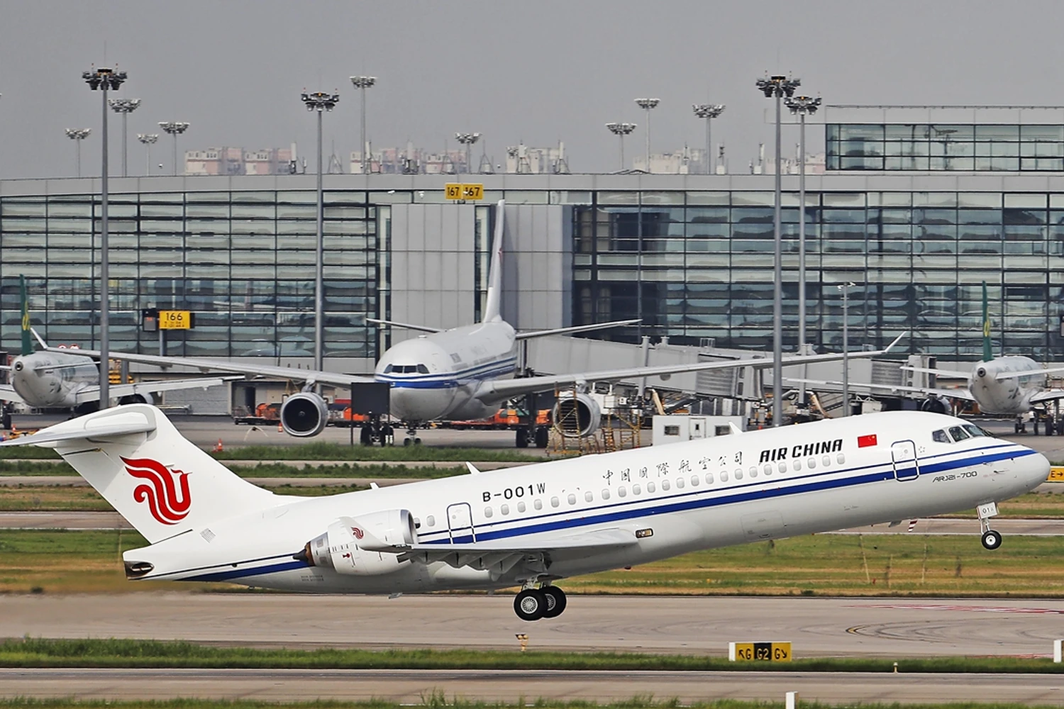 COMAC celebra Ano-Novo Chinês entregando mais um ARJ21 a Air China