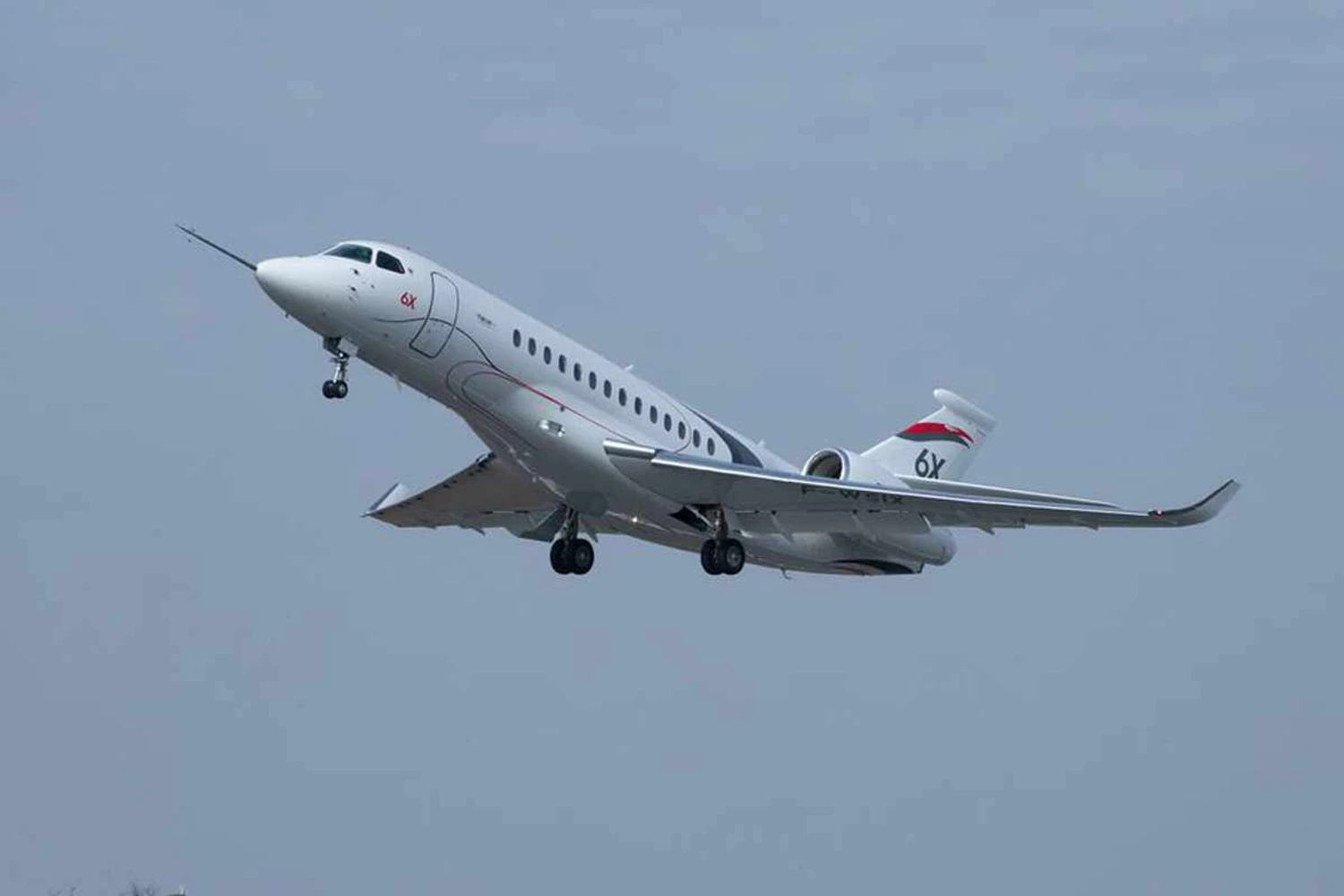 Jato executivo Dassault Falcon 6X completa primeiro voo