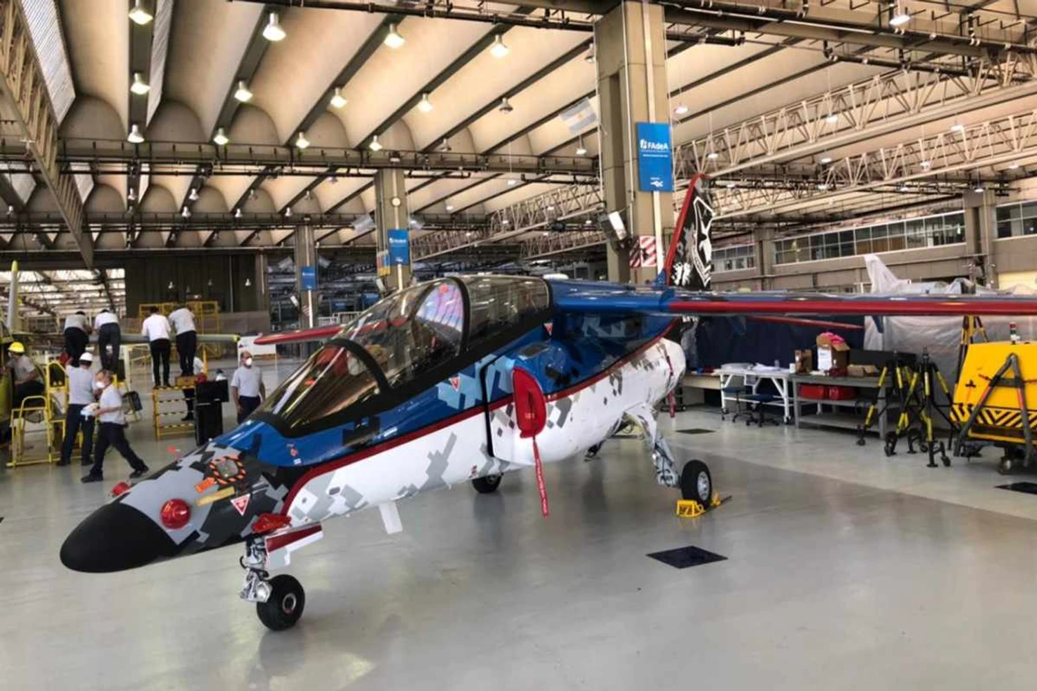FAdeA, da Argentina, apresenta nova versão do jato militar Pampa III