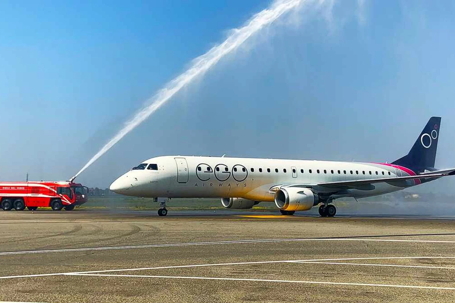 Nova companhia aérea italiana Ego Airways inicia operações com jato da Embraer