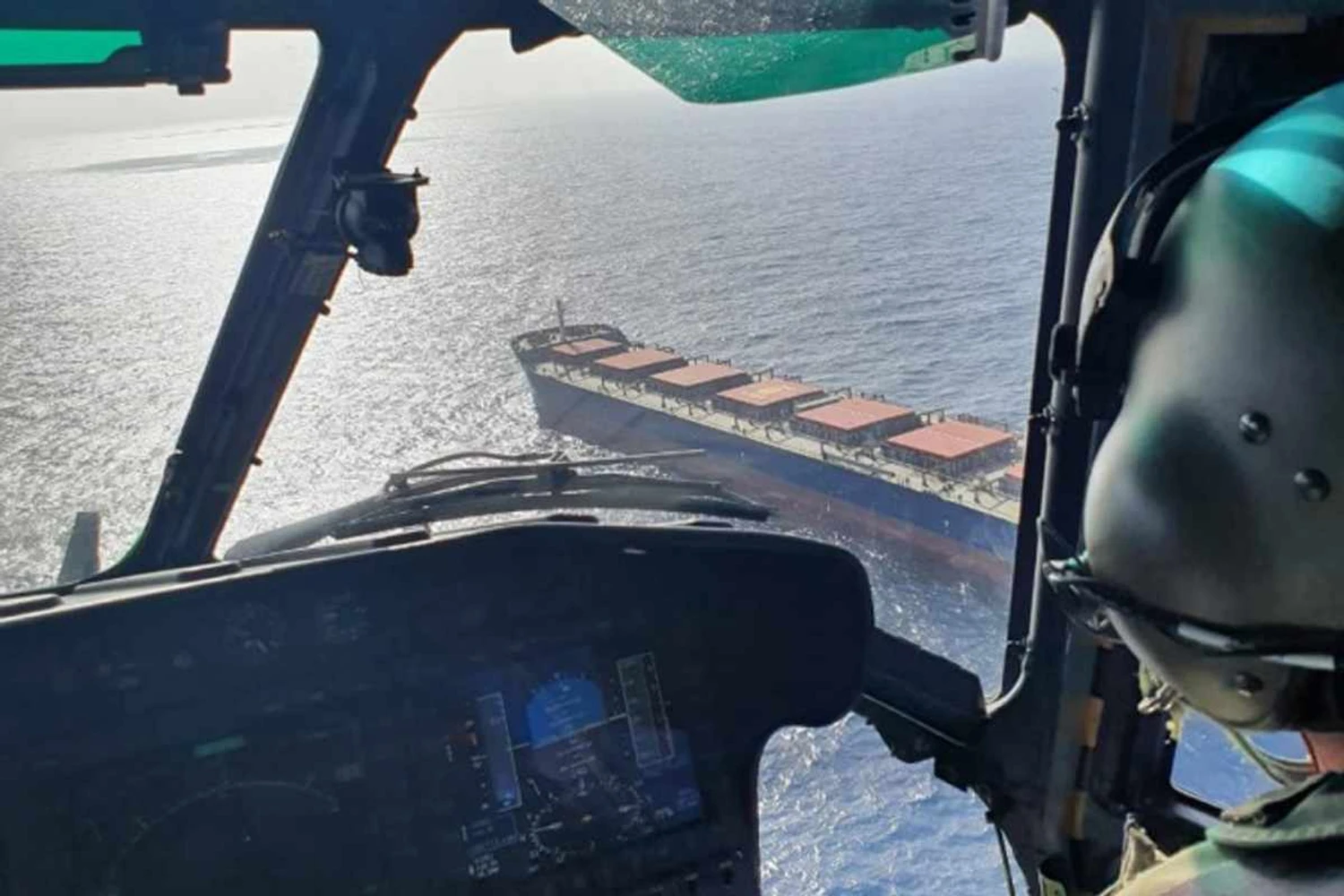 Helicóptero da FAB resgata homem ferido em navio na costa pernambucana