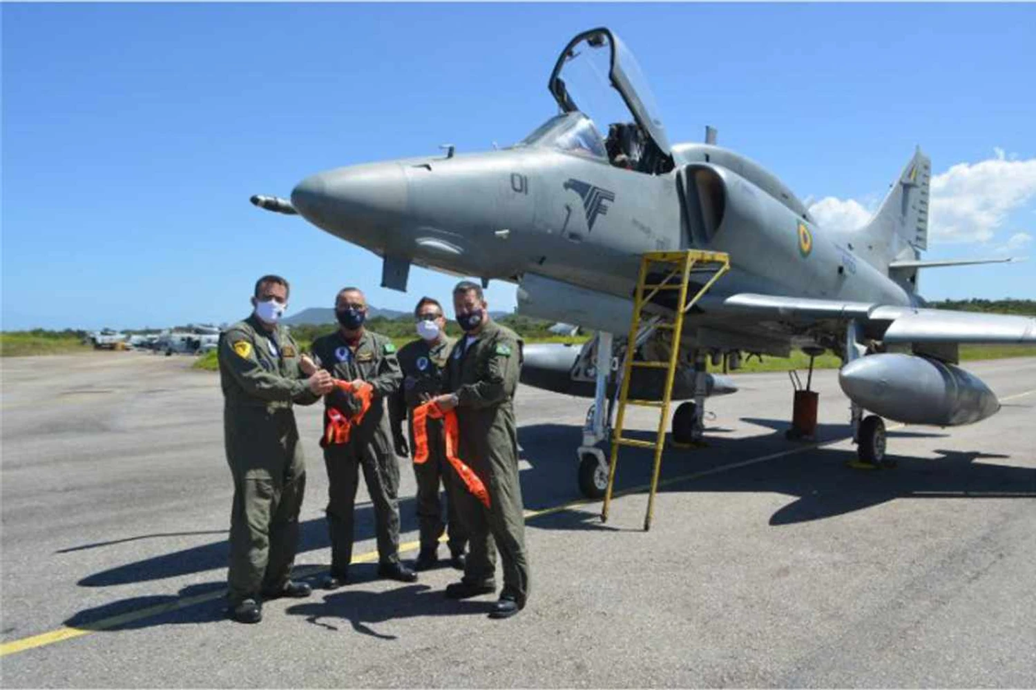 Caça AF-1B da Marinha do Brasil volta a voar após 1711 dias em solo